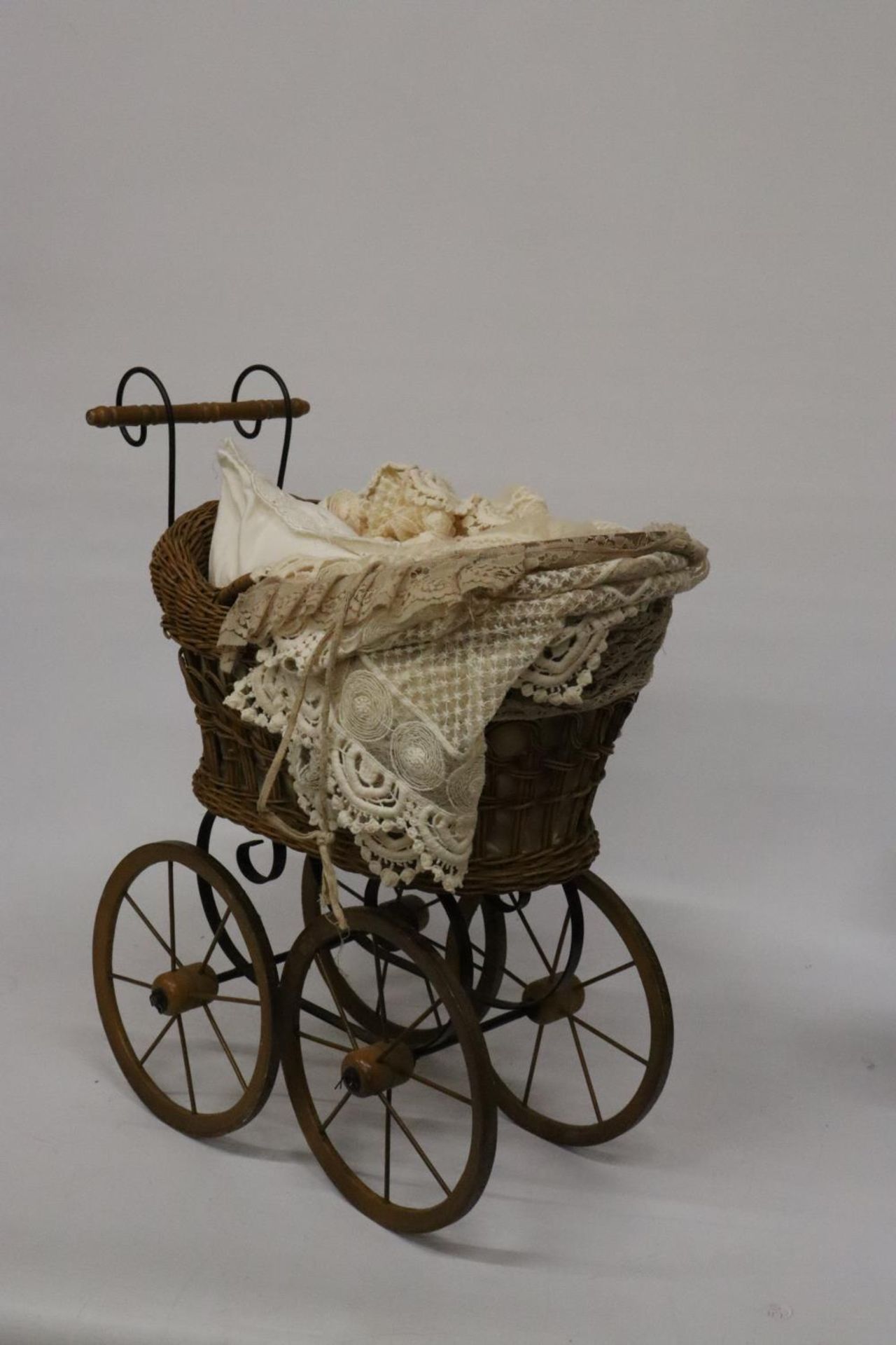 A VICTORIAN CHILD'S PRAM WITH LACE COVERS - Image 4 of 5