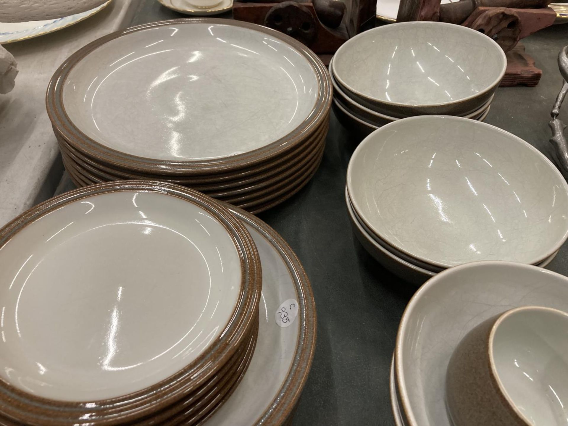 A PART DENBY DINNER SERVICE TO INCLUDE DINNER AND SIDE PLATES, BOWLS, CUPS AND SAUCERS - 33 PIECES - Image 4 of 5