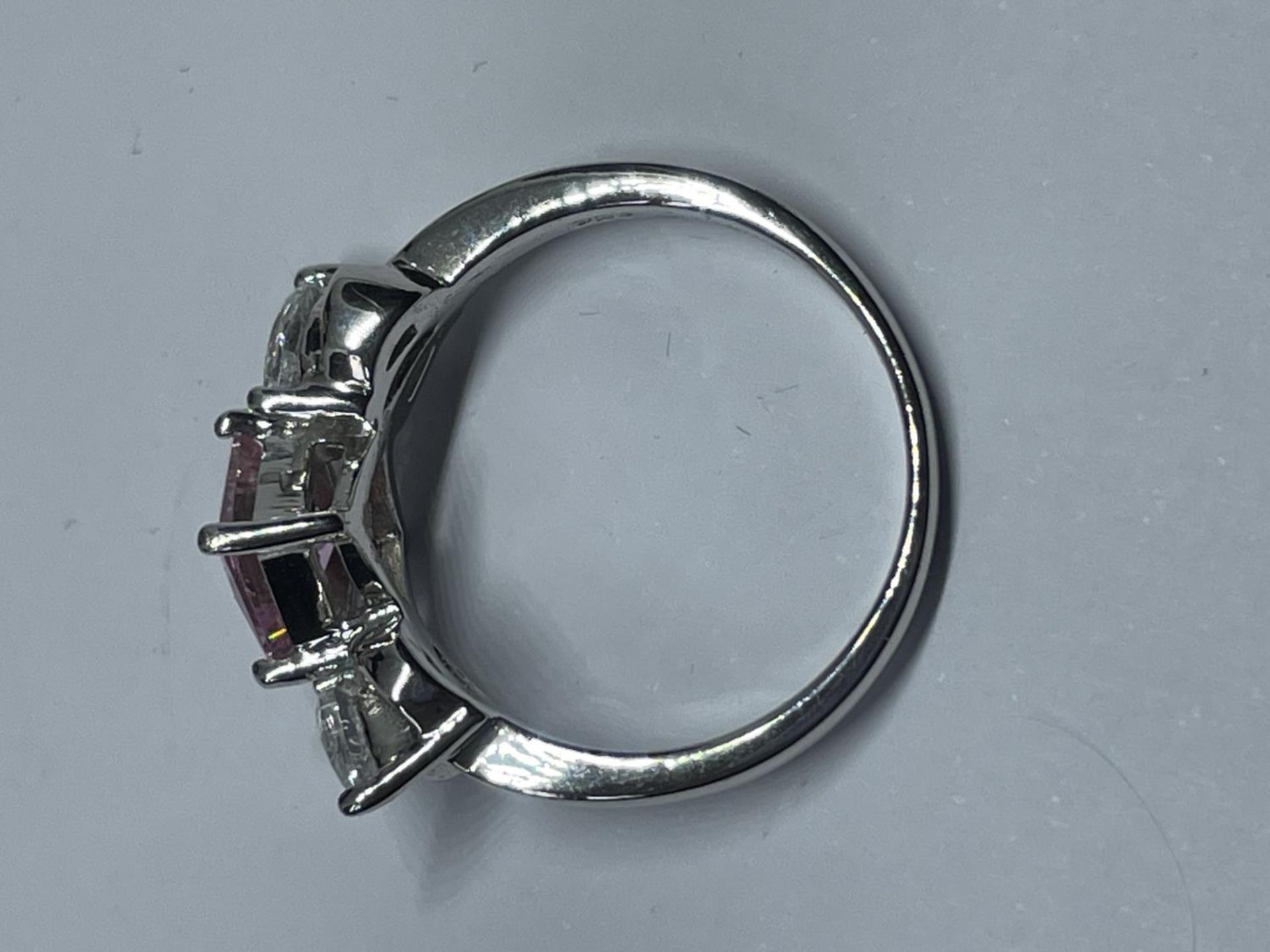 A LADIES SILVER DRESS RING, BOXED - Bild 3 aus 3