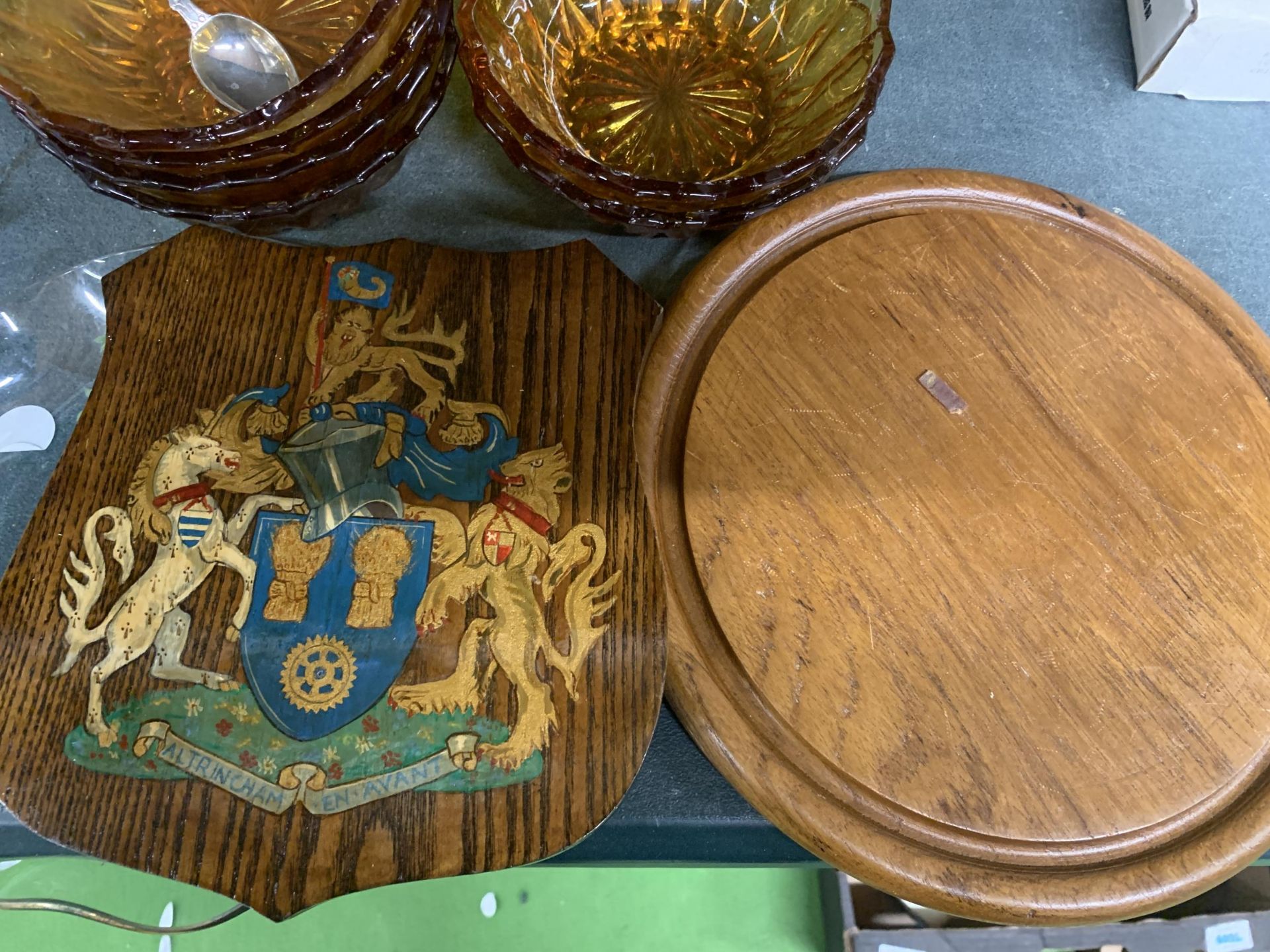 AN AMBER GLASS SERVING SET TOGETHER WITH A WOODEN SHIELD AND CHOPPING BOARD - Image 4 of 4