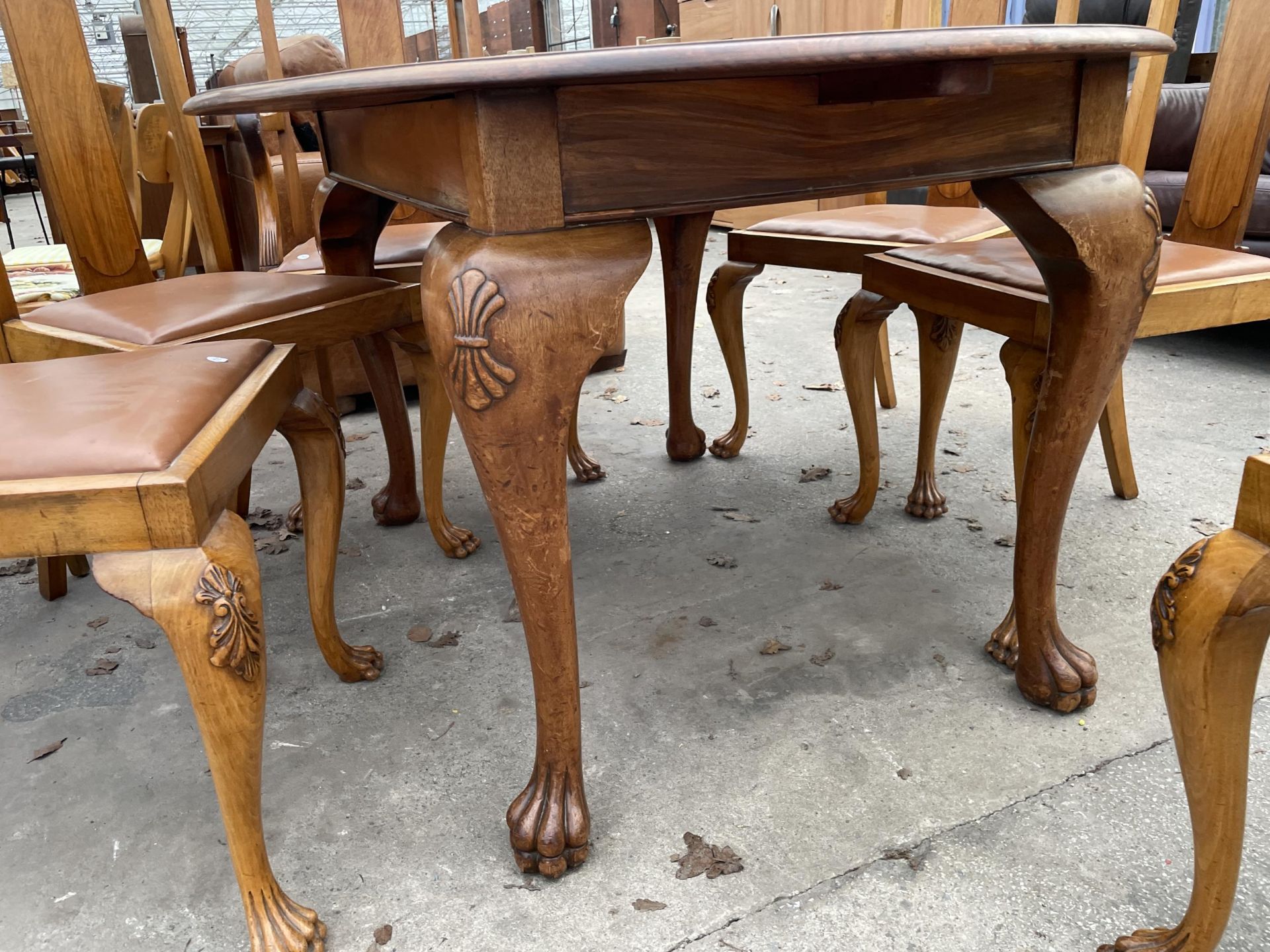 A LATE VICTORIAN WALNUT WIND-OUT DINING TABLE, 52 X 41" (LEAF 17") COMPLETE WITH WINDER AND SIX - Image 3 of 8