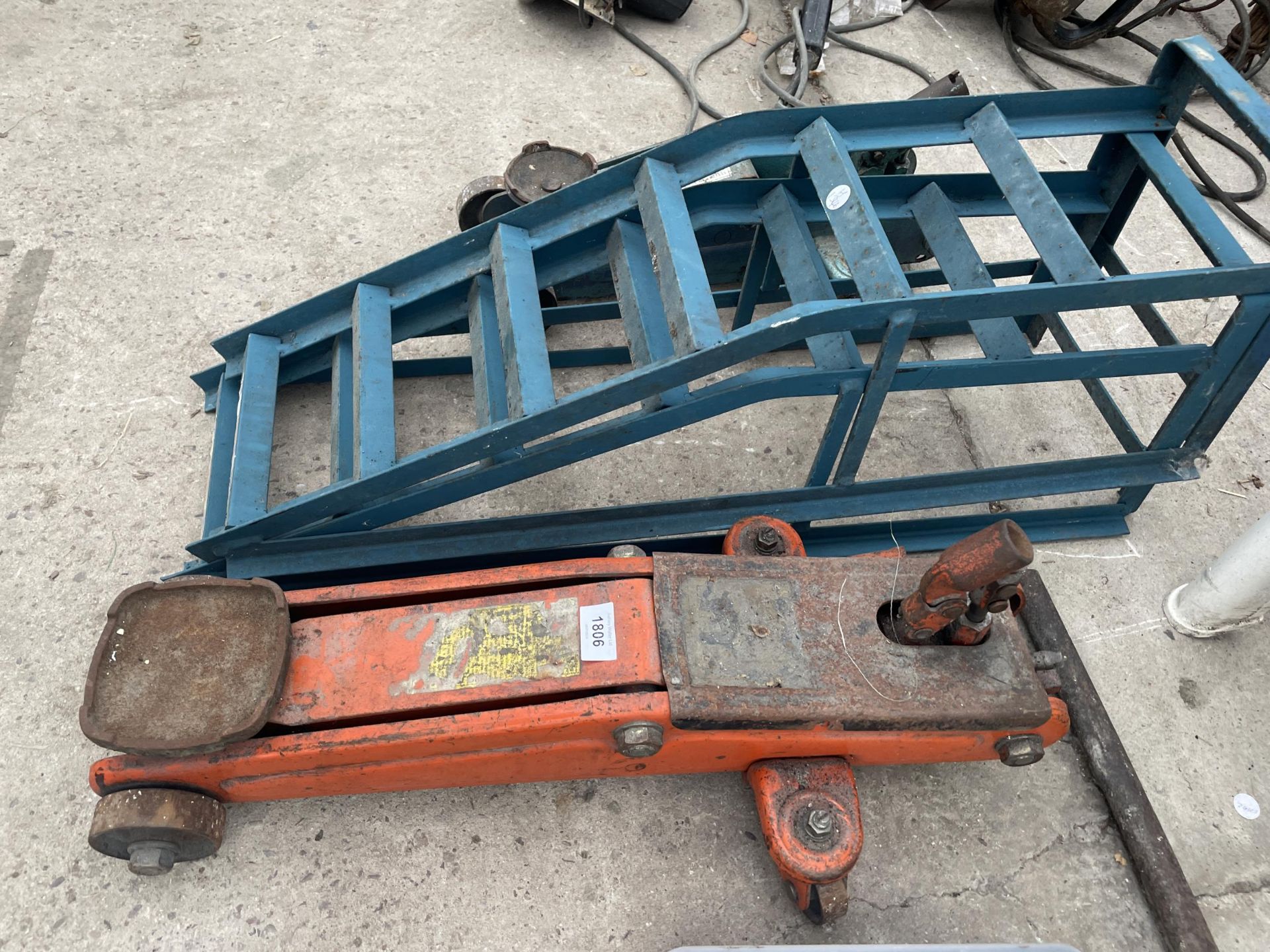 FOUR ITEMS TO INCLUDE TWO TROLLEY JACKS AND A PAIR OF CAR RAMPS - Image 2 of 3