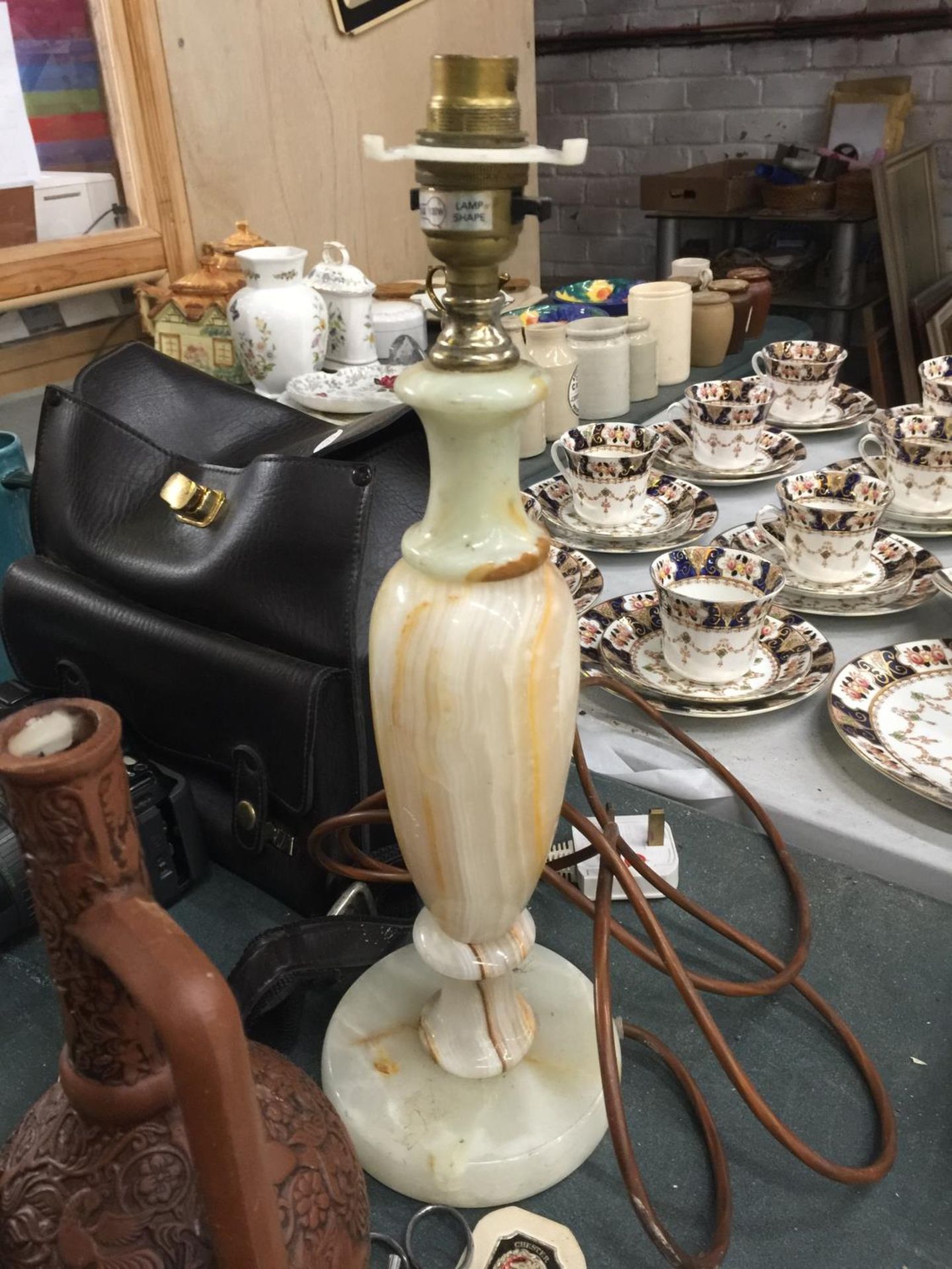 VARIOUS ITEMS TO INCLUDE AN ONYX LAMP, STUDIO POTTERY, WADE TORTOISE, A VINTAGE CASED GEOMETRY SET - Image 3 of 5