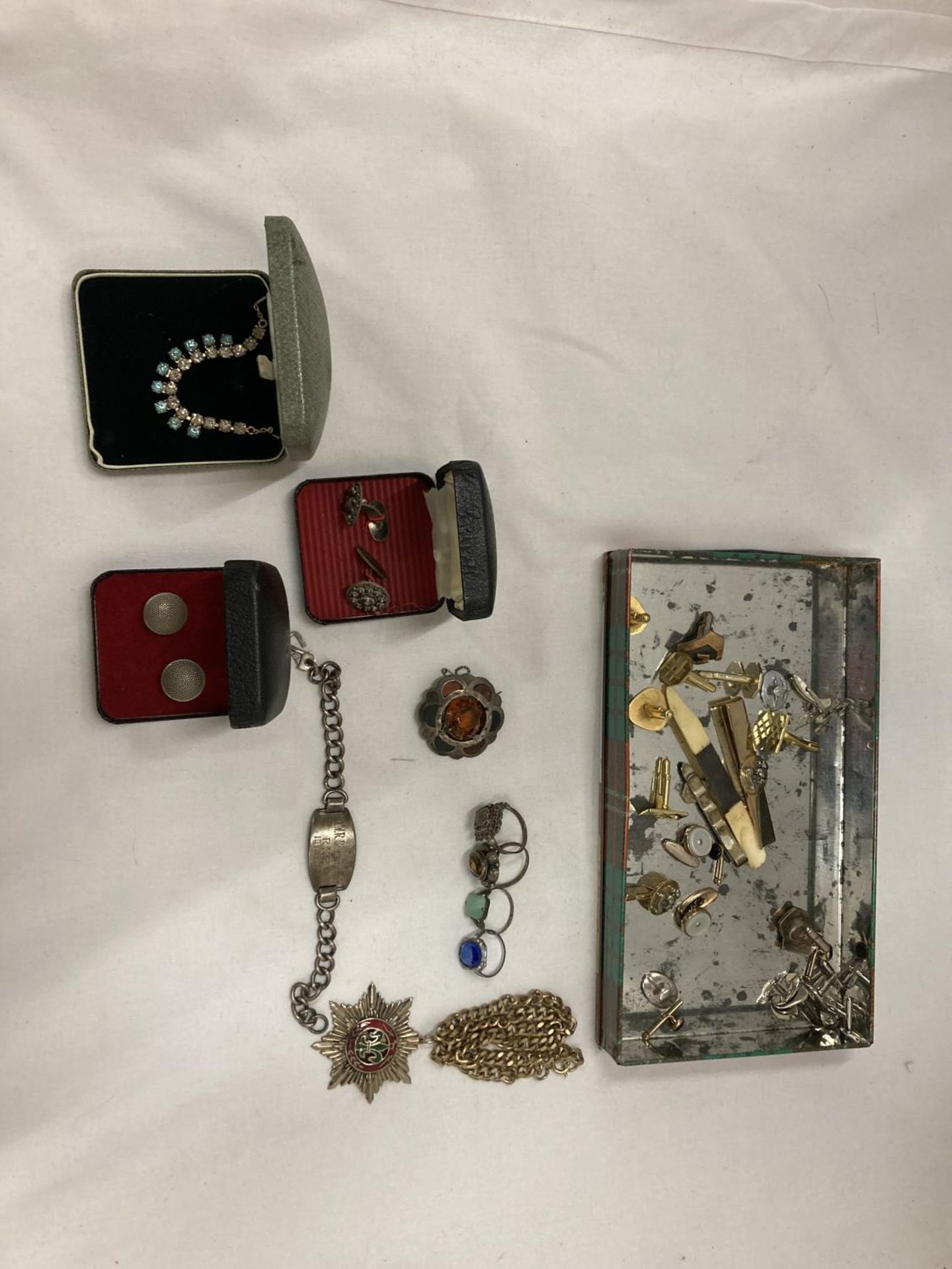A QUANTITY OF VINTAGE COSTUME JEWELLERY TO INCLUDE A BROOCH, RINGS, CUFFLINKS, NECKLACE, ETC