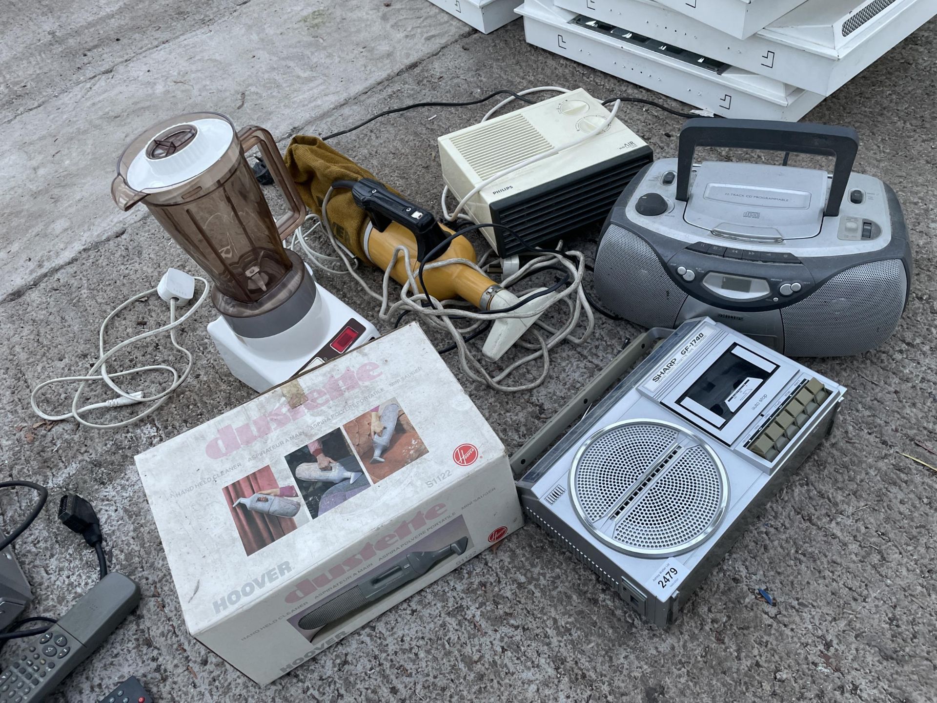 AN ASSORTMENT OF ITEMS TO INCLUDE A VACUUM CLEANER, A JUICER AND RADIOS ETC