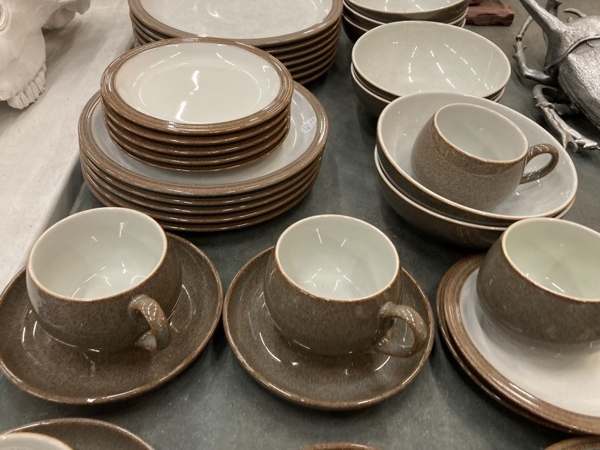 A PART DENBY DINNER SERVICE TO INCLUDE DINNER AND SIDE PLATES, BOWLS, CUPS AND SAUCERS - 33 PIECES - Image 3 of 5