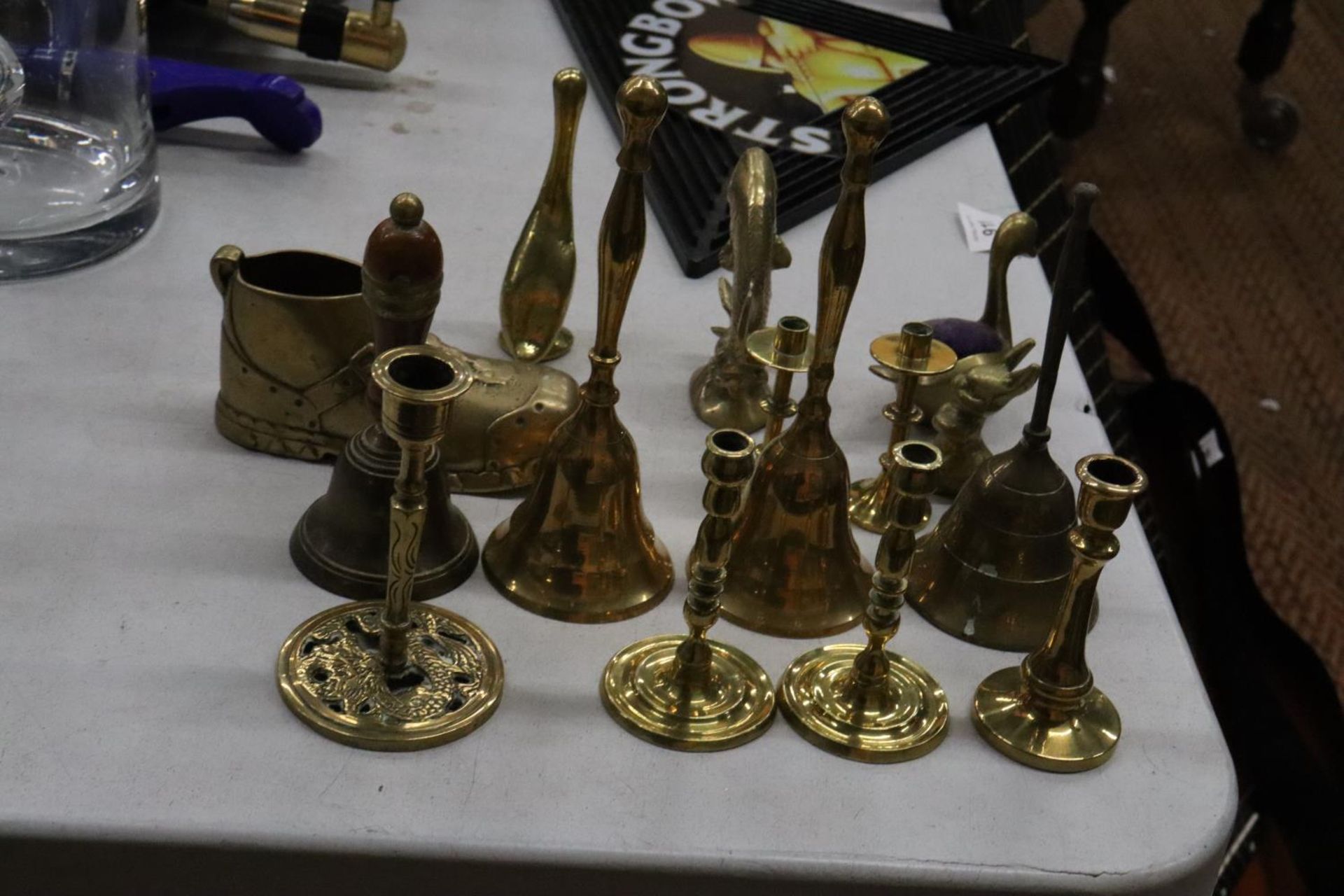 A QUANTITY OF BRASSWARE TO INCLUDE FOUR BELLS, SWAN PIN CUSHION, CANDLESTICKS, ETC., - Bild 6 aus 6