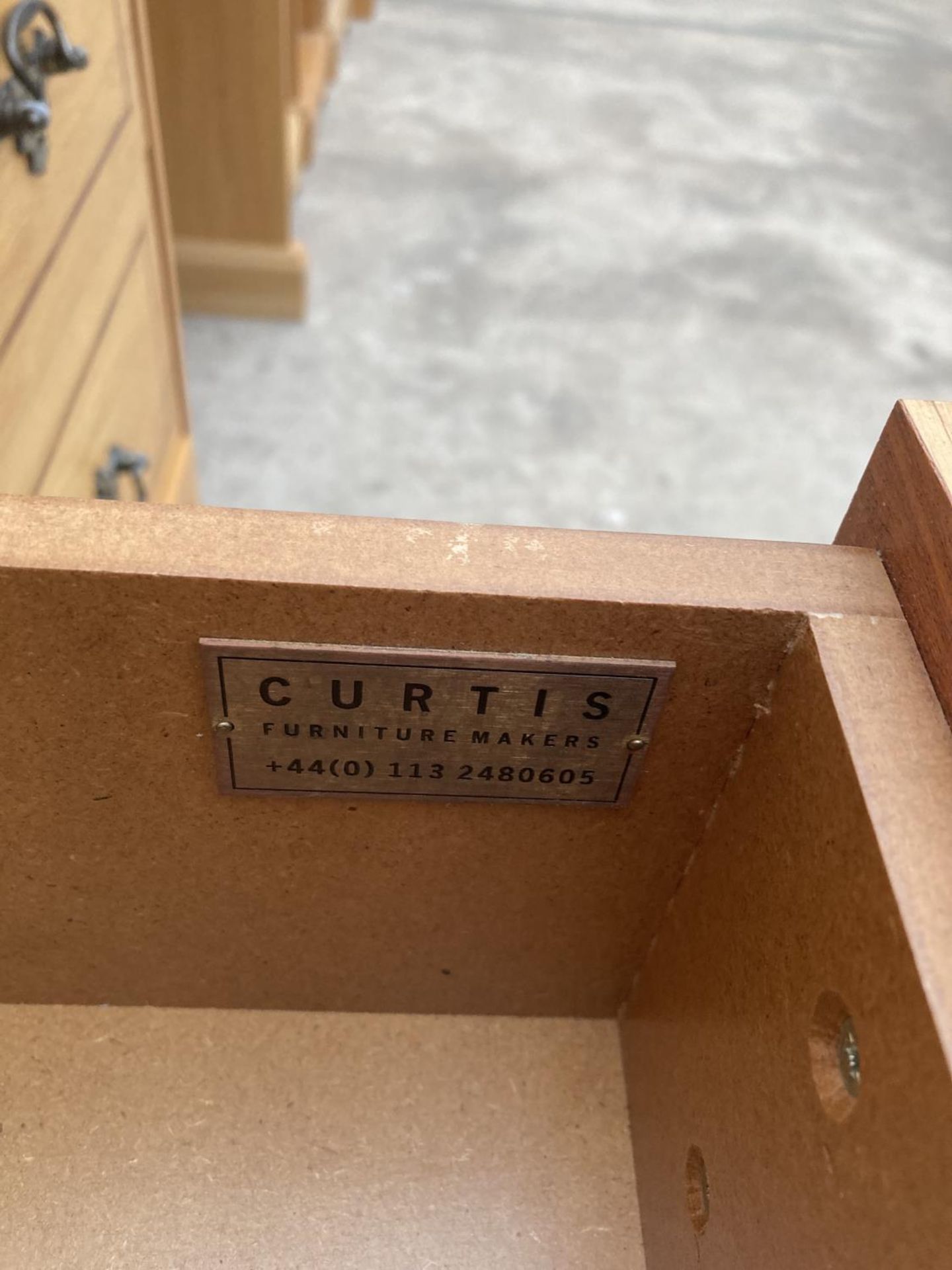 AN OAK AND INLAID CURTIS COMPUTER TABLE, 43" WIDE - Image 3 of 4