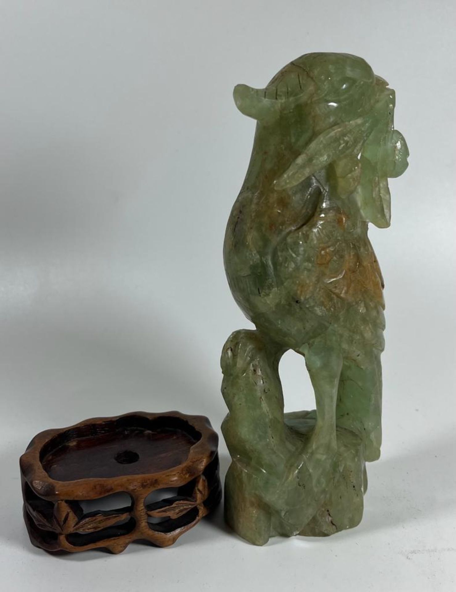 A CARVED JADE STYLE HARDSTONE MODEL OF A BIRD ON A CARVED WOODEN BASE, HEIGHT 20 CM - Image 4 of 7