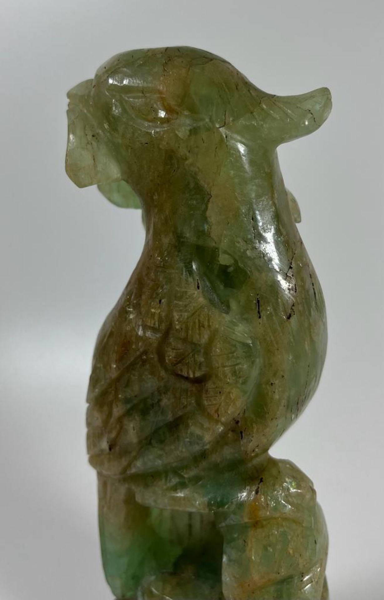 A CARVED JADE STYLE HARDSTONE MODEL OF A BIRD ON A CARVED WOODEN BASE, HEIGHT 20 CM - Image 6 of 7