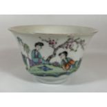 AN EARLY 20TH CENTURY CHINESE PORCELAIN TEA BOWL WITH FIGURES IN GARDEN DESIGN, FOUR CHARACTER