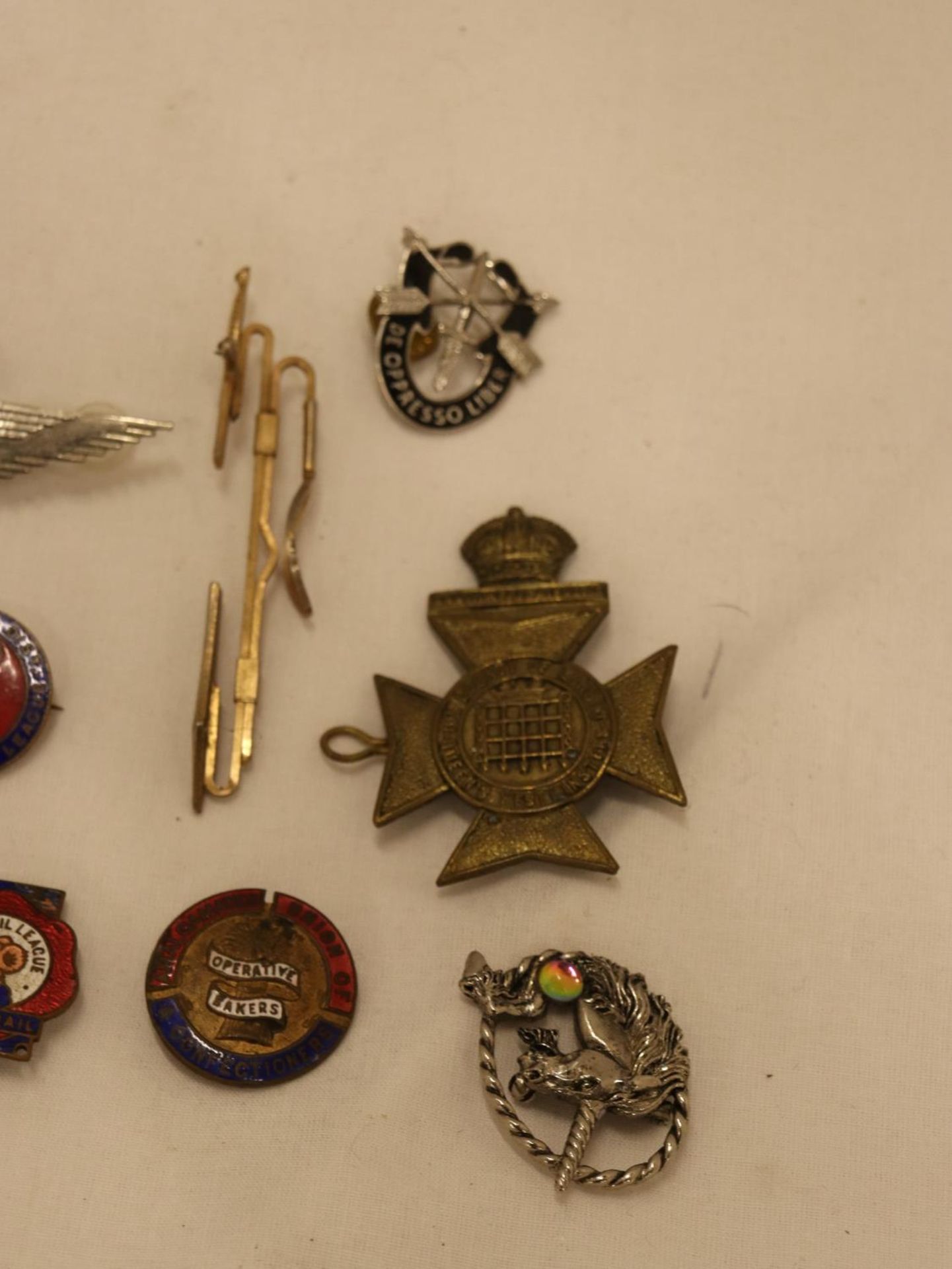 ACOLLECTION OF VINTAGE BADGES TO INCLUDE MILITARIA - 9 IN TOTAL - Image 2 of 5