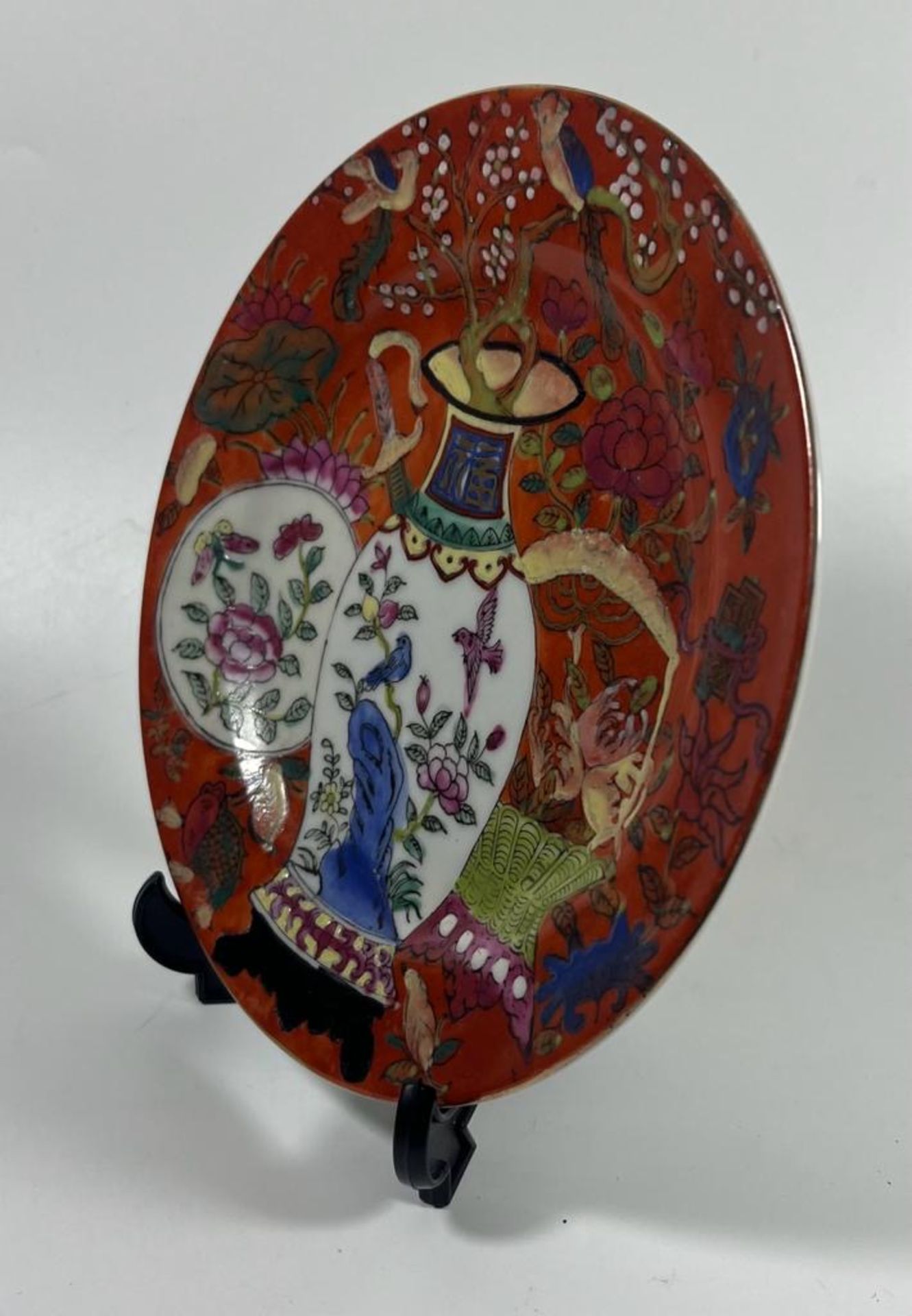 A CHINESE PORCELAIN PLATE WITH OVERLAY RED AND COLOURED ENAMEL DESIGN WITH VASE DECORATION, SIX - Image 2 of 4