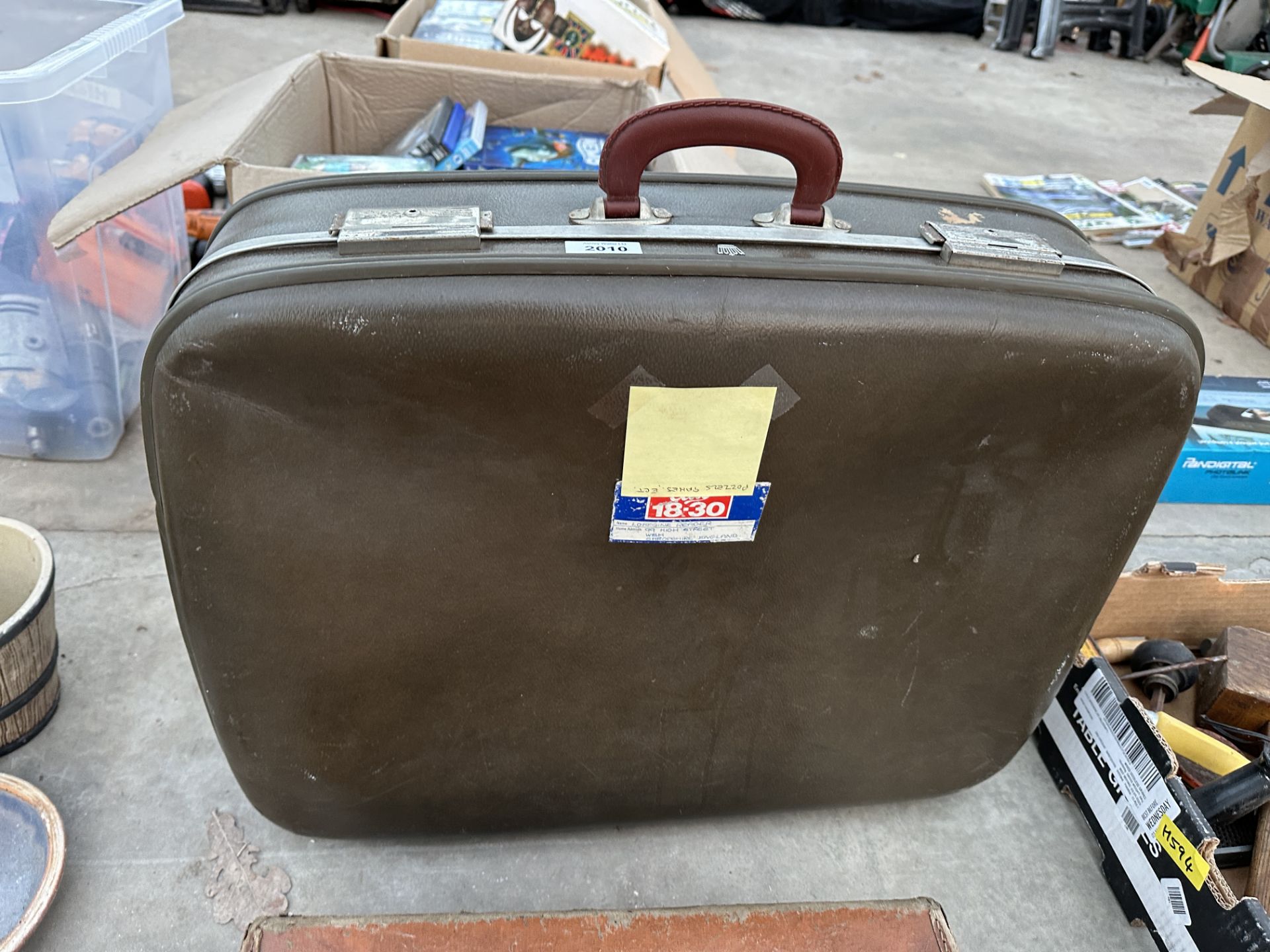 TWO VINTAGE TRAVEL CASES AND AN ASSORTMENT OF VINTAGE ITEMS ETC - Image 3 of 3