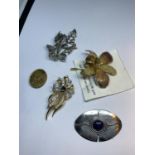 FIVE ITEMS TO INCLUDE FOUR COSTUME JEWELLERY BROOCHES