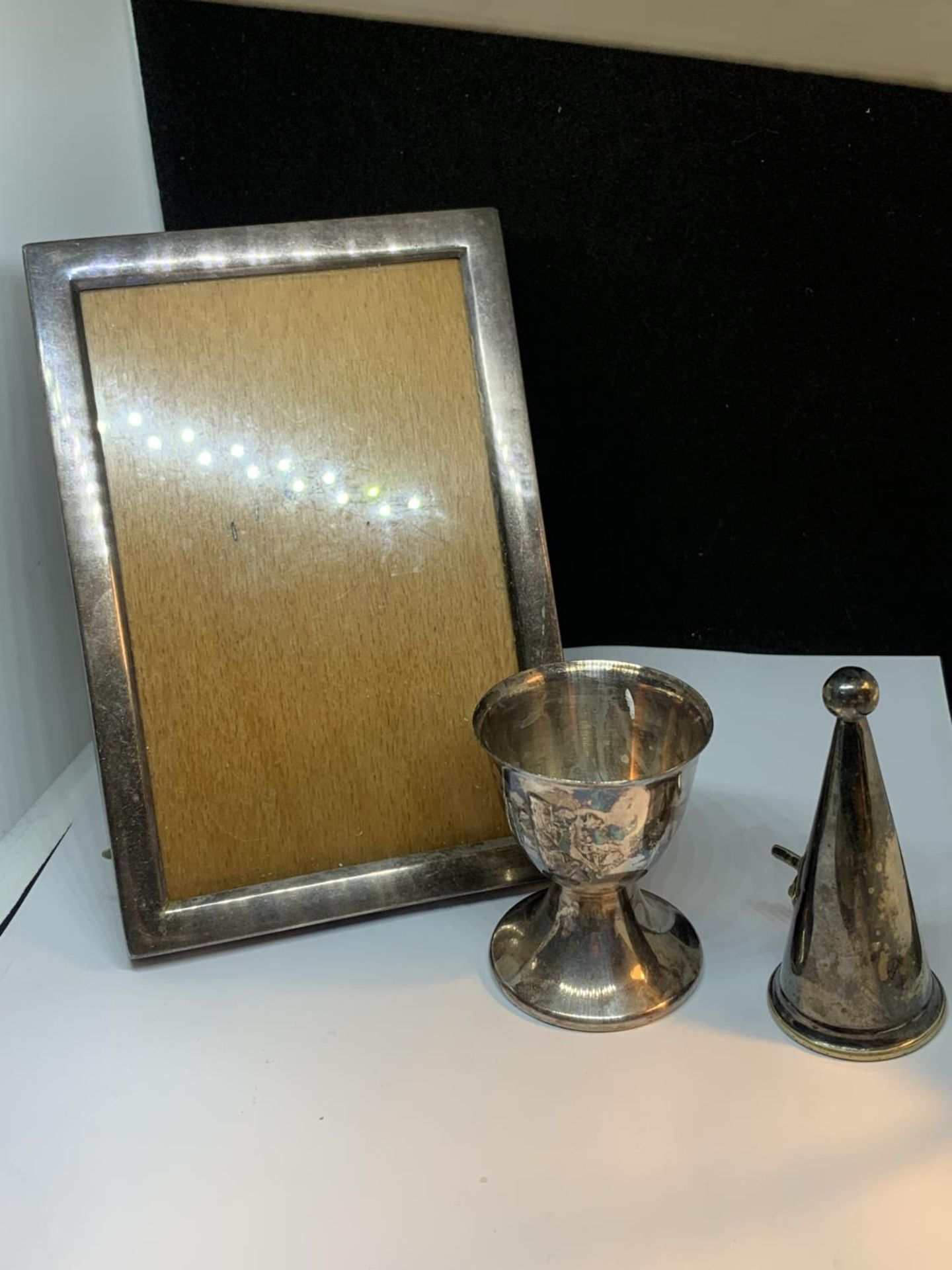 A QUANTITY OF ITEMS TO INCLUDE A SILVER SPOON AND SILVER PLATED FRAME, EGG CUP, SNUFFER, FLATWARE - Image 6 of 6