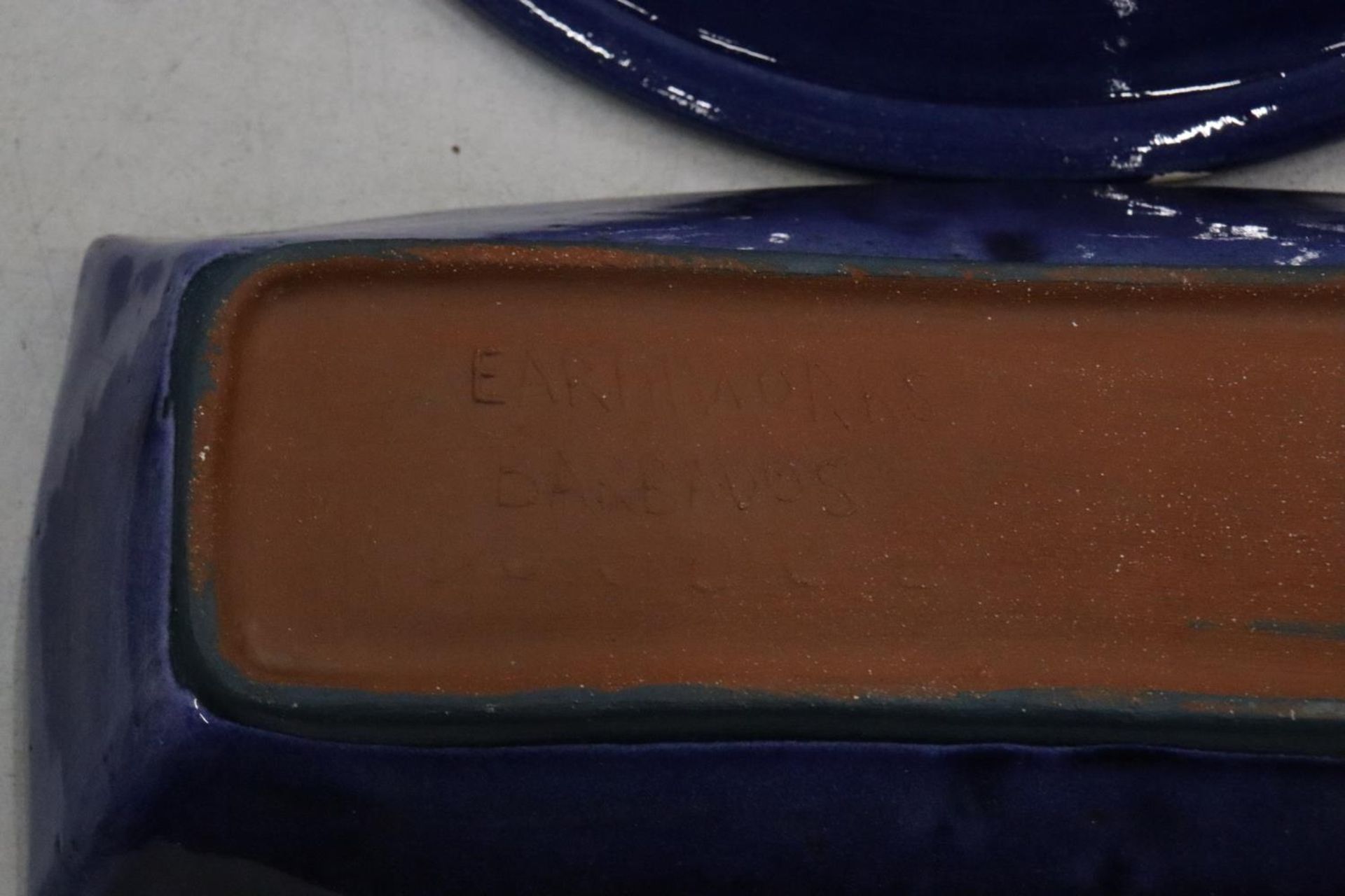 THREE ITEMS OF EARTHENWARE TO INCLUDE TWO BOWLS AND A SERVING DISH - Image 10 of 10