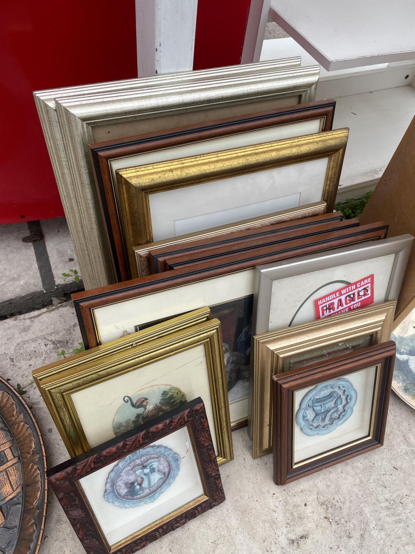 A COLLECTION OF FRAMED PRINTS TO INCLUDE A THREE SECTION DRESSING TABLE MIRROR - Bild 3 aus 3