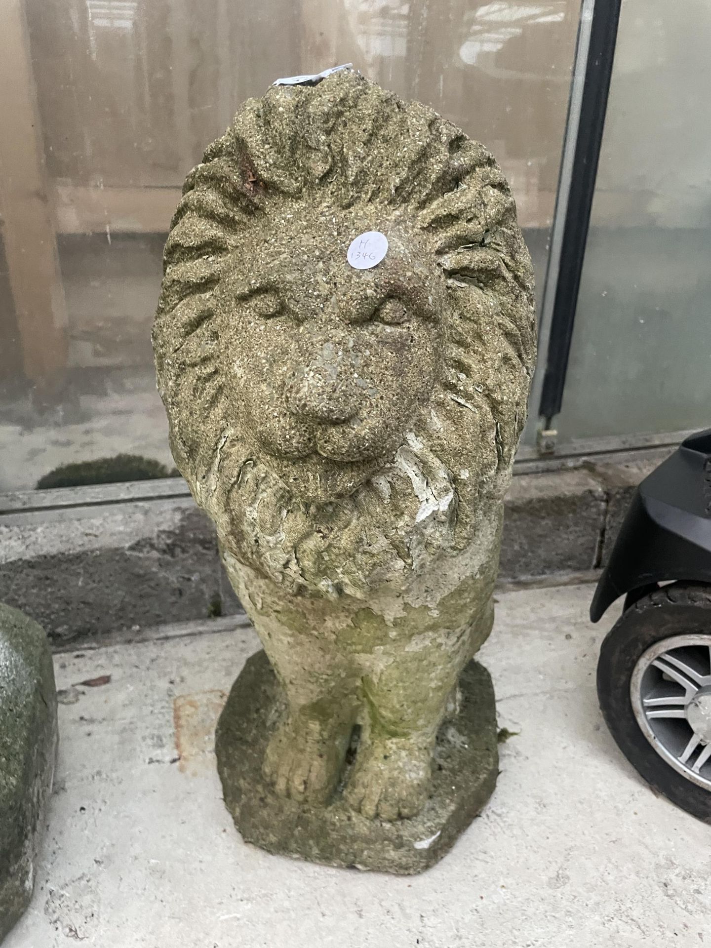 A CONCRETE GARDEN LION ORNAMENT - Bild 2 aus 2