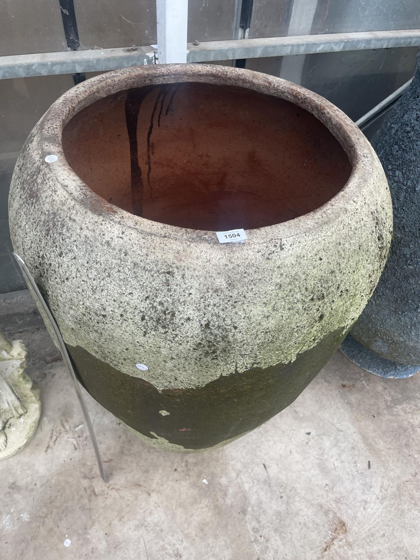 A LARGE TERRACOTTA AND GLAZED GARDEN URN PLANTER (H:109CM D:70CM) - Image 2 of 5