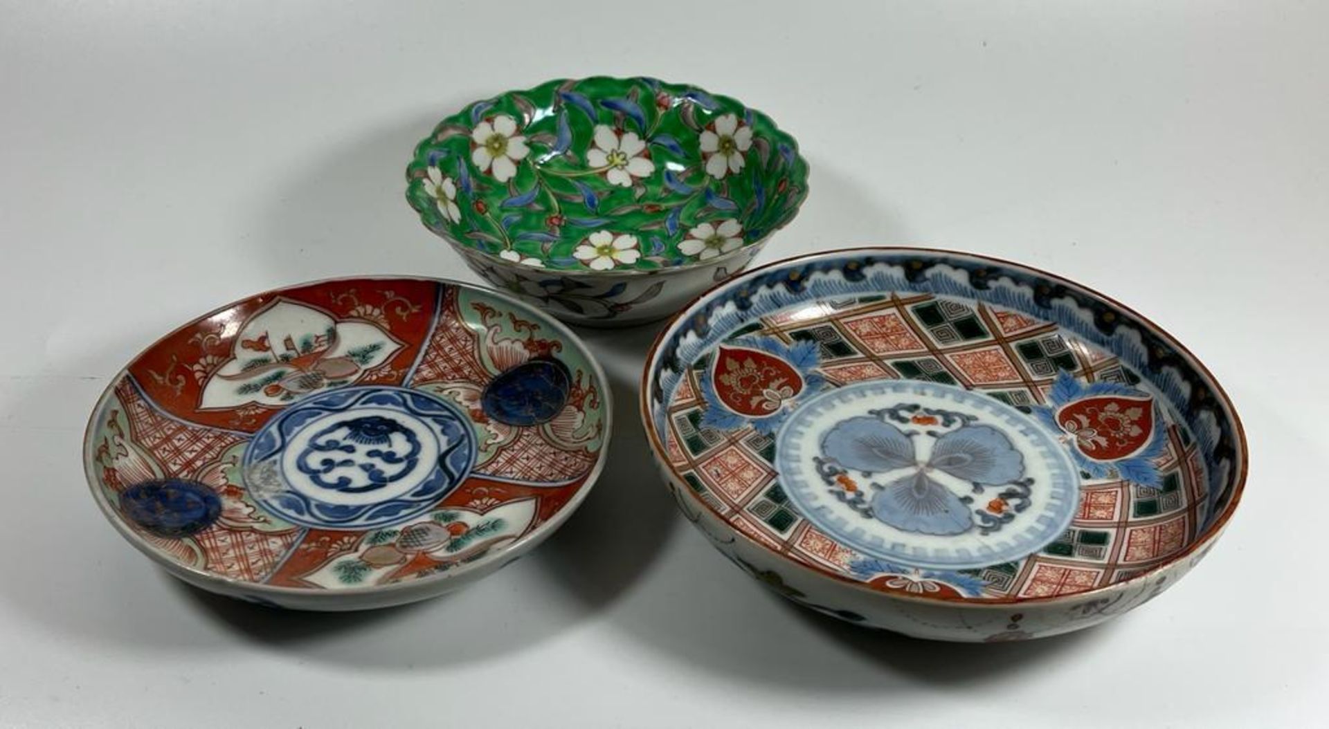 THREE 19TH CENTURY JAPANESE MEIJI PERIOD DISHES TO INCLUDE GREEN ENAMEL AND GEOMETRIC DESIGN