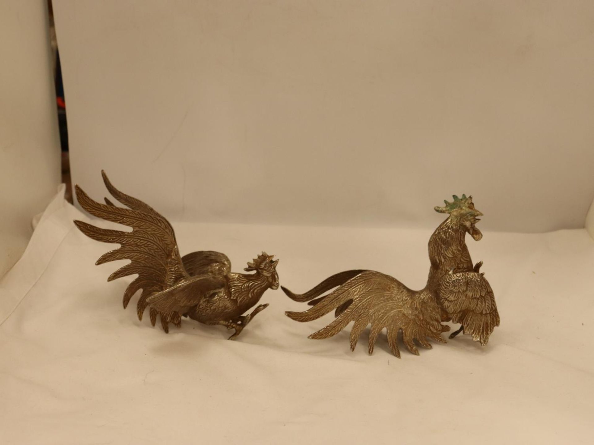 A PAIR OF VINTAGE WHITE METAL FIGHTING COCK FIGURES - Bild 3 aus 6