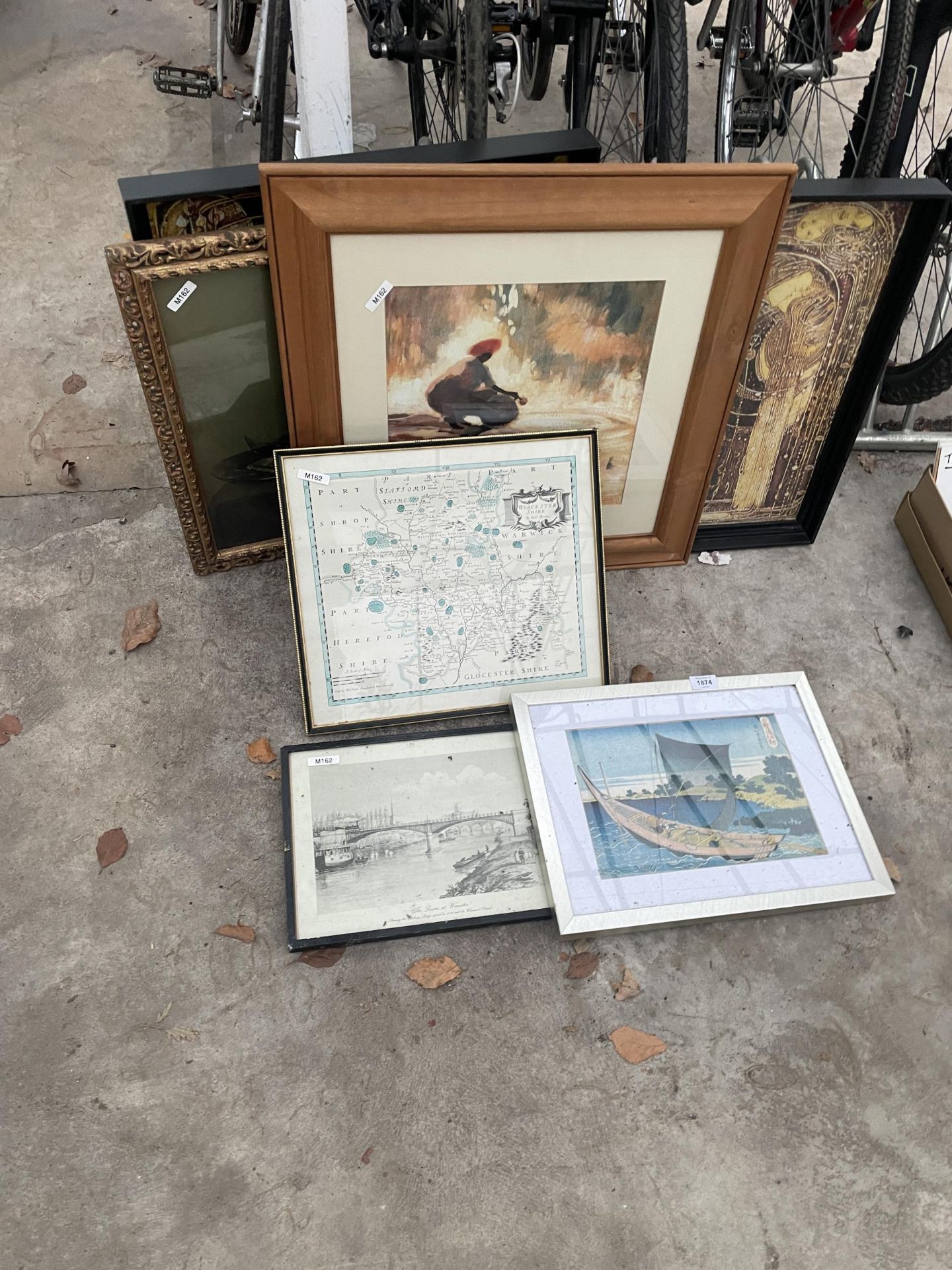 AN ASSORTMENT OF FRAMED PRINTS AND PICTURES