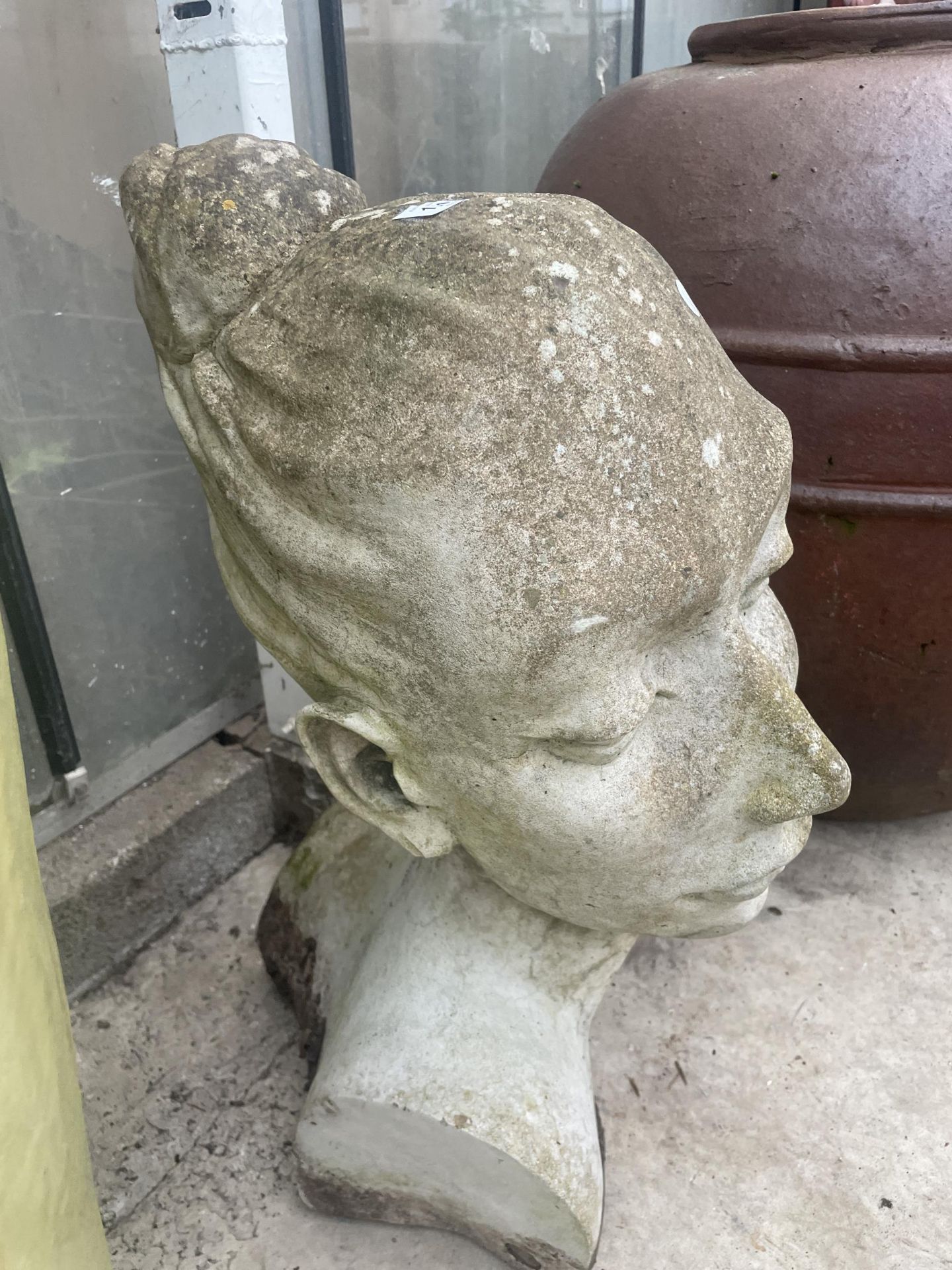 A RECONSTITUTED STONE GARDEN FIGURE OF A FEMALE BUST (H:65CM) - Image 4 of 5