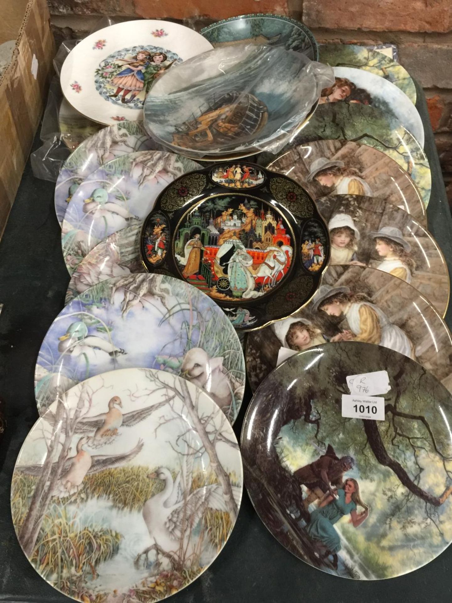 A LARGE QUANTITY OF CABINET PLATES SOME WITH COAD TO INCLUDE DANBURY MINT, ROYAL DOULTON ETC
