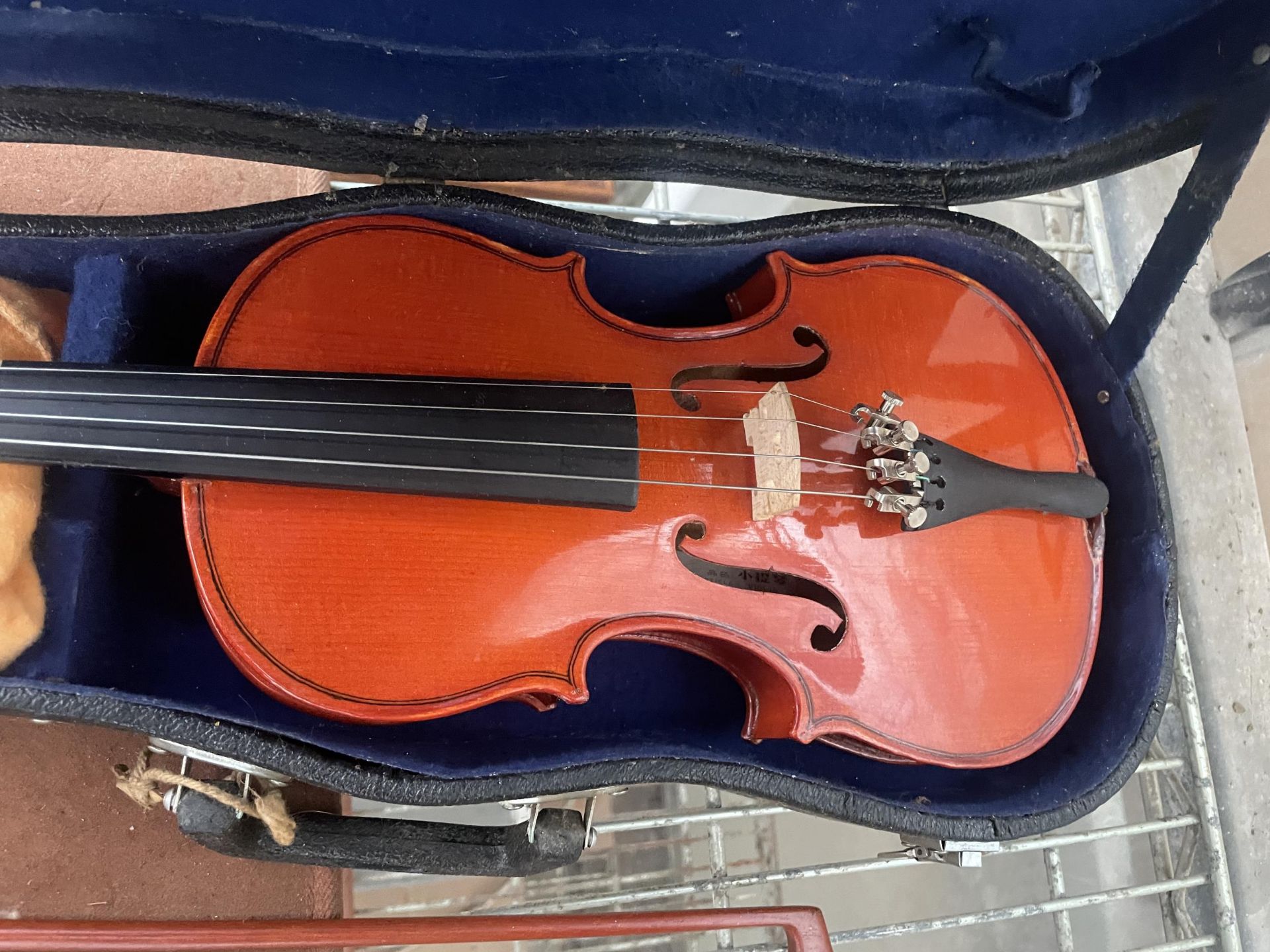 A VIOLIN WITH BOW AND CARRY CASE - Image 3 of 4