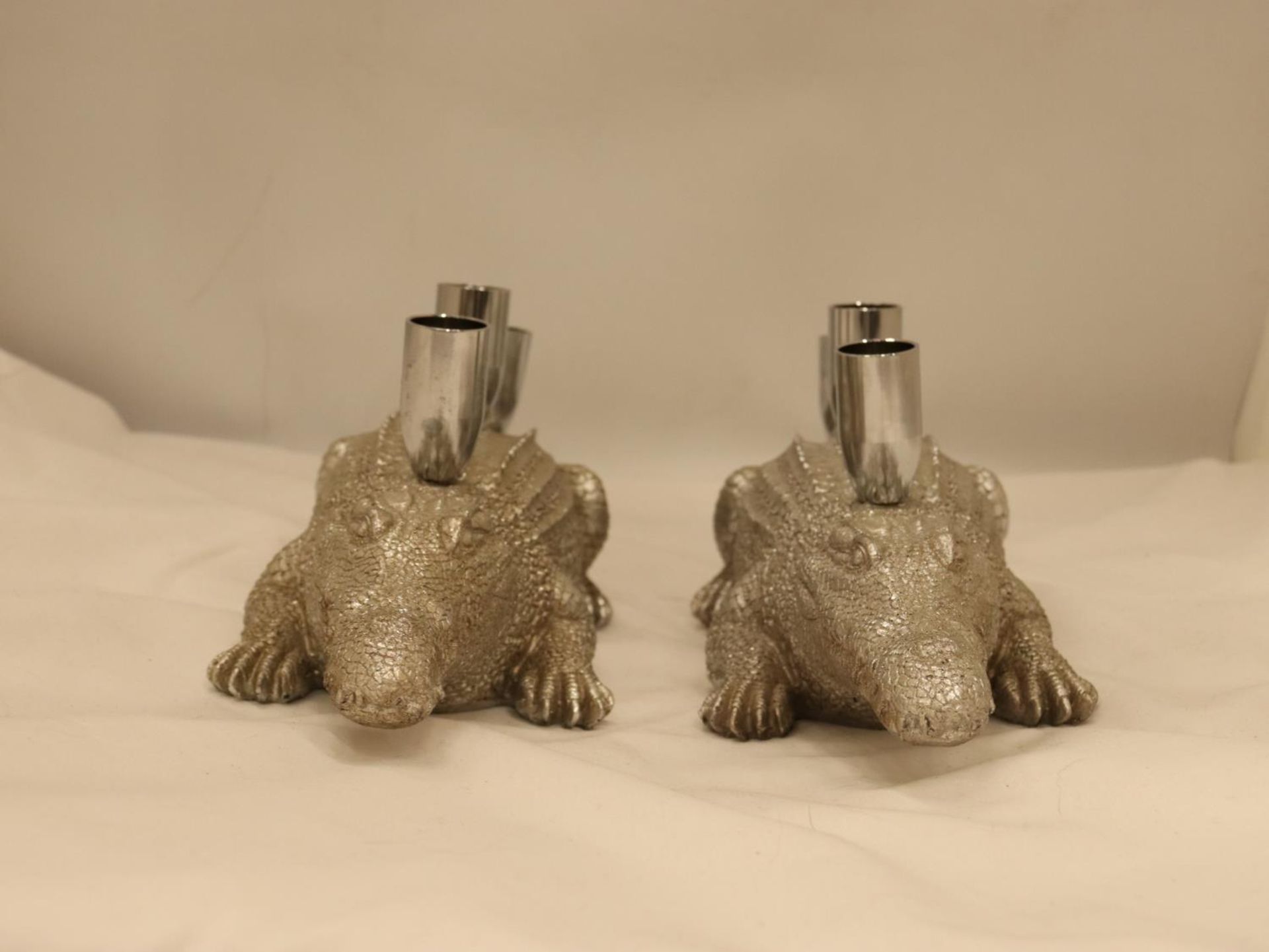 A PAIR OF HEAVY SILVER COLOURED CROCODILE CANDLE HOLDERS, LENGTH 44CM - Image 3 of 4