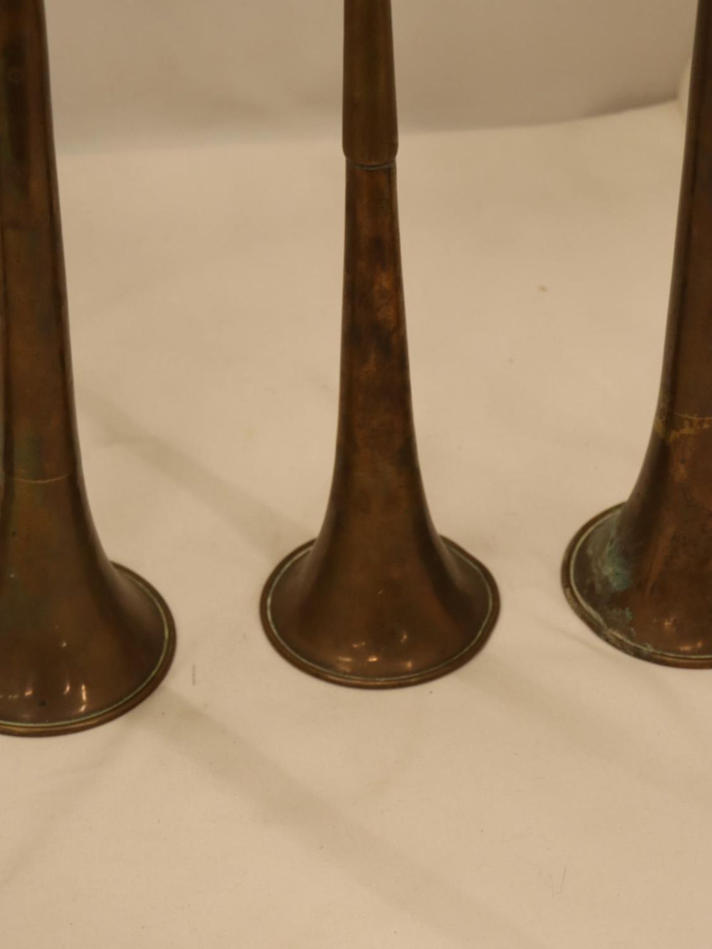 FOUR GRADUATED VICTORIAN BRASS AND COPPER HUNTING HORNS - Image 3 of 5
