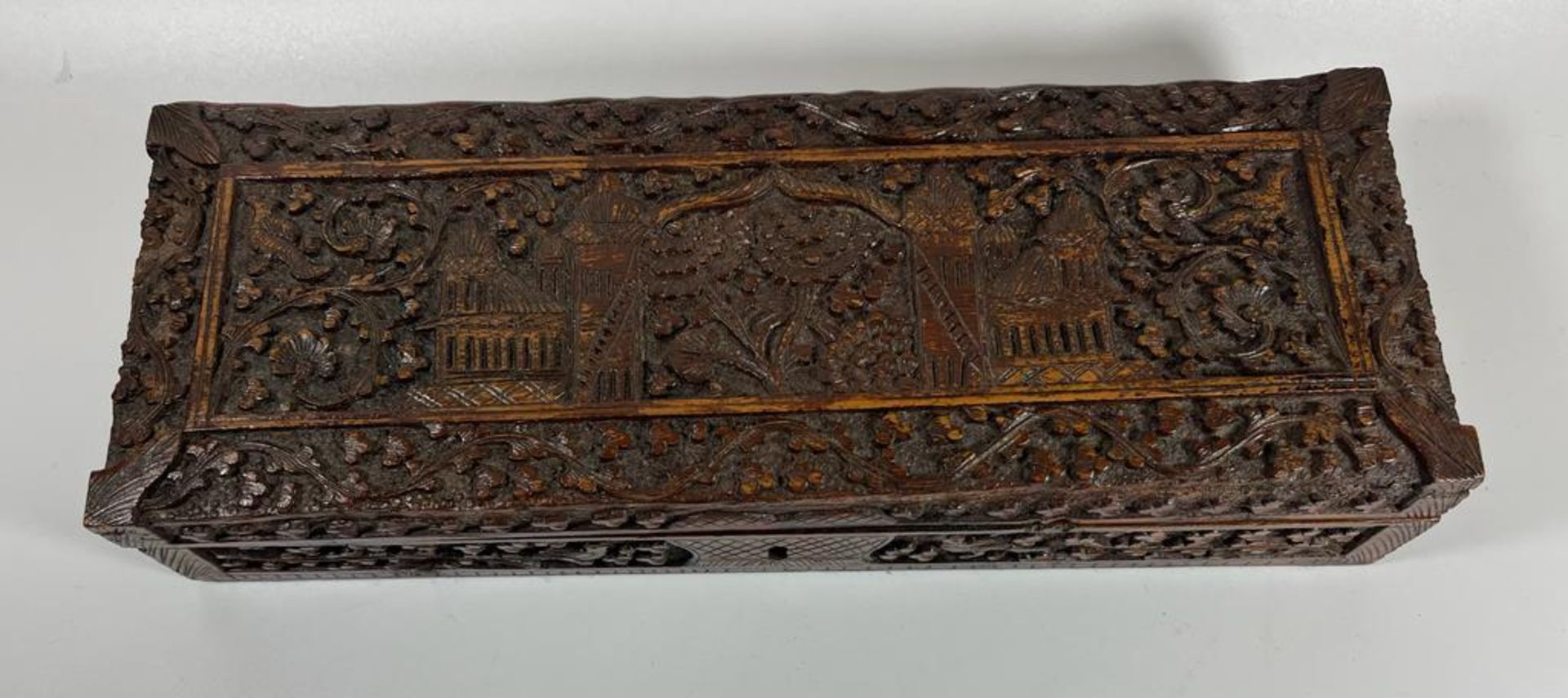 AN ANGLO INDIAN CARVED WOODEN BOX WITH TEMPLE DESIGN TOP, LENGTH 27 CM - Image 3 of 4