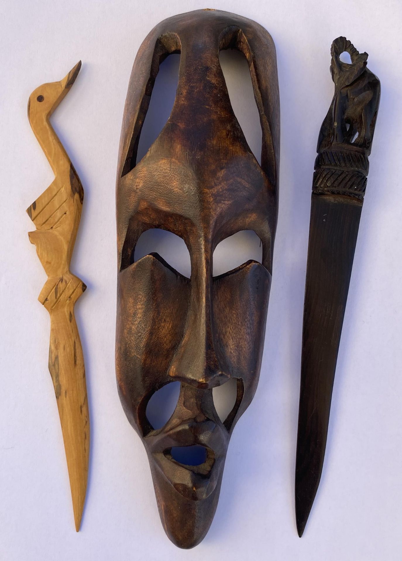 THREE AFRICAN TRIBAL ITEMS - WOODEN MASK, ELEPHANT CARVED WOODEN LETTER OPENER AND DUCK EXAMPLE, - Bild 2 aus 7