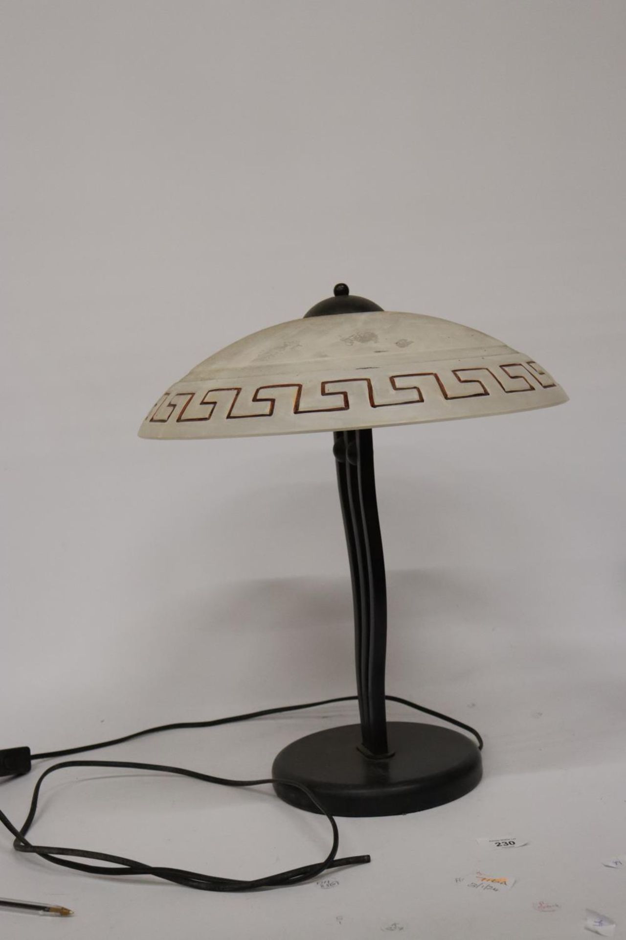 A HEAVY VINTAGE STYLE TABLE LAMP WITH METAL BASE AND GLASS SHADE, HEIGHT APPROX 42CM - Image 4 of 5