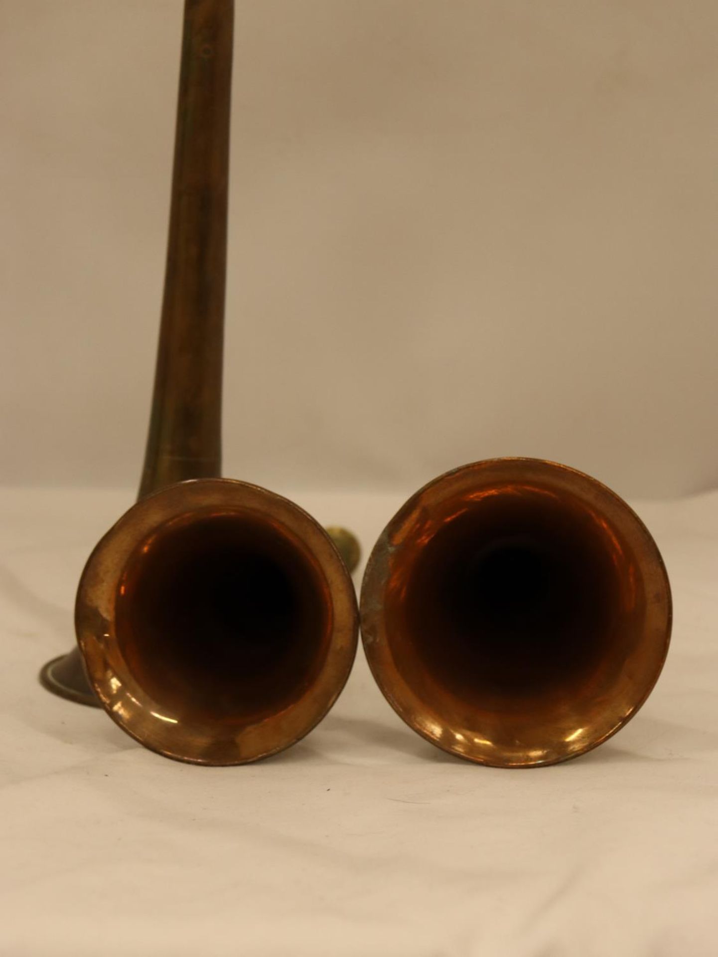 FOUR GRADUATED VICTORIAN BRASS AND COPPER HUNTING HORNS - Image 5 of 5