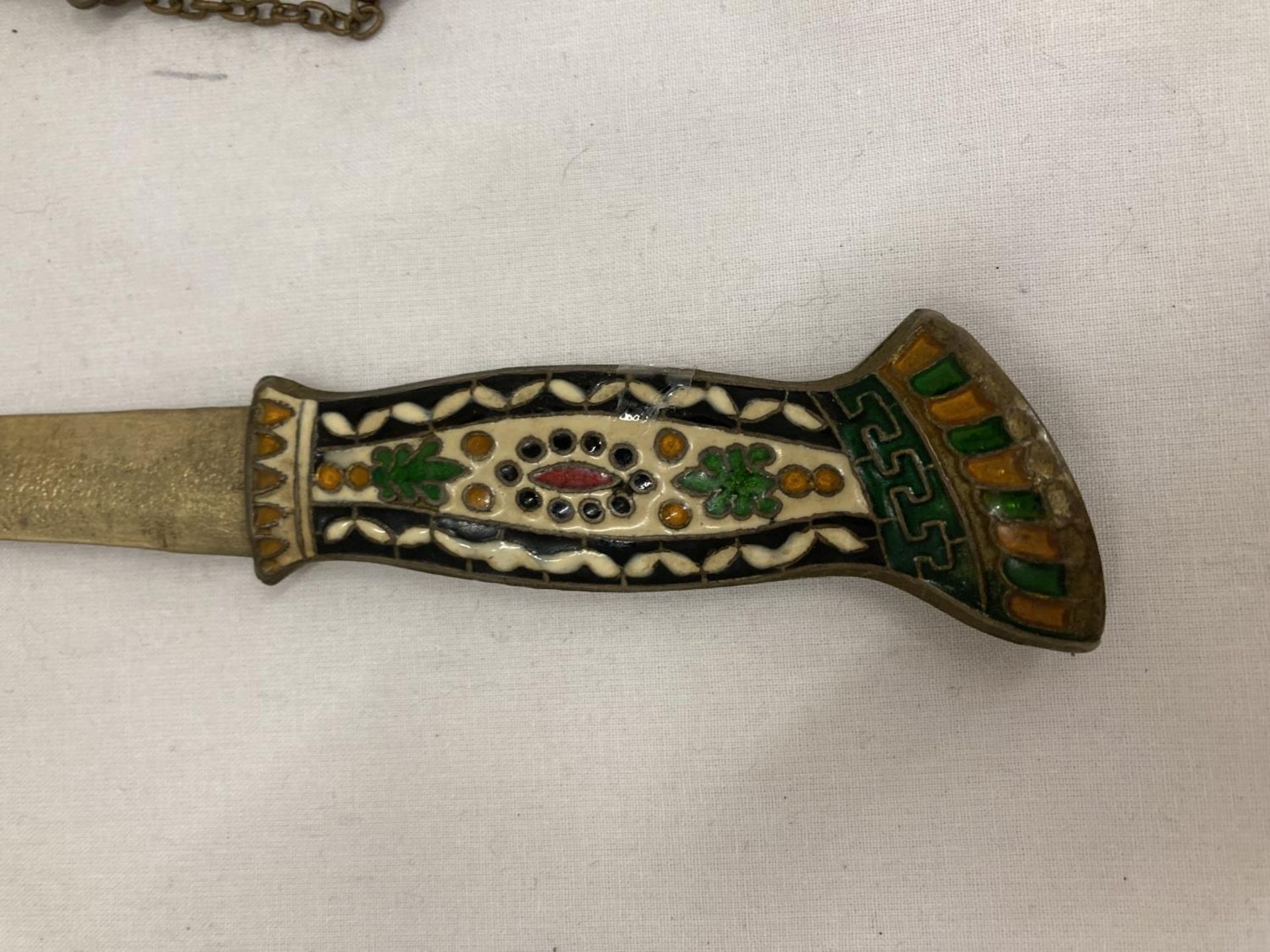 AN ORNATE ENAMEL DESIGN DAGGER AND SCABBARD - Image 3 of 4