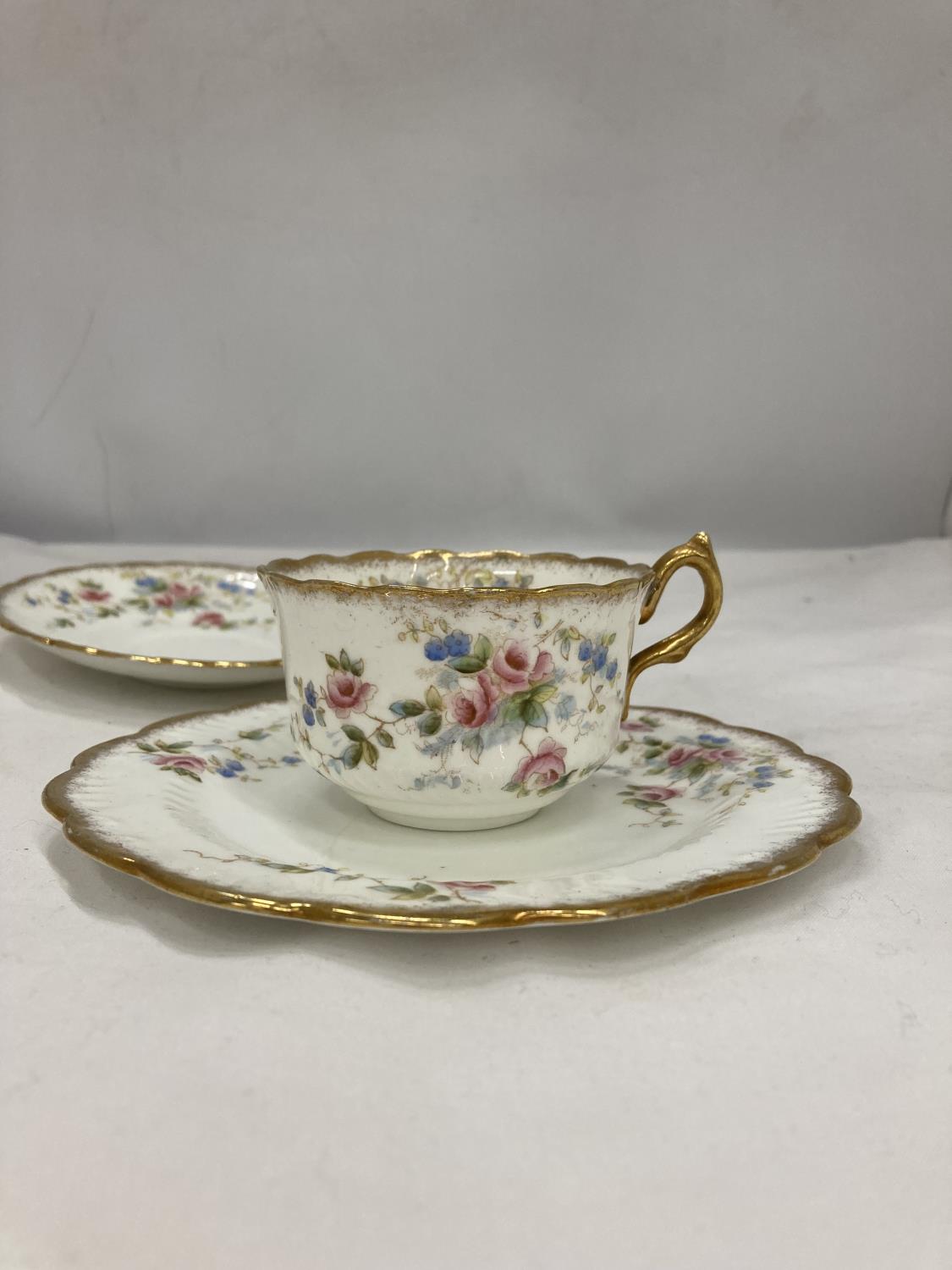 A VINTAGE PART TEASET TO INCLUDE A CAKE PLATE, CREAM JUG, SUGAR BOWL, CUPS, SAUCERS AND SIDE PLATES - Image 4 of 5