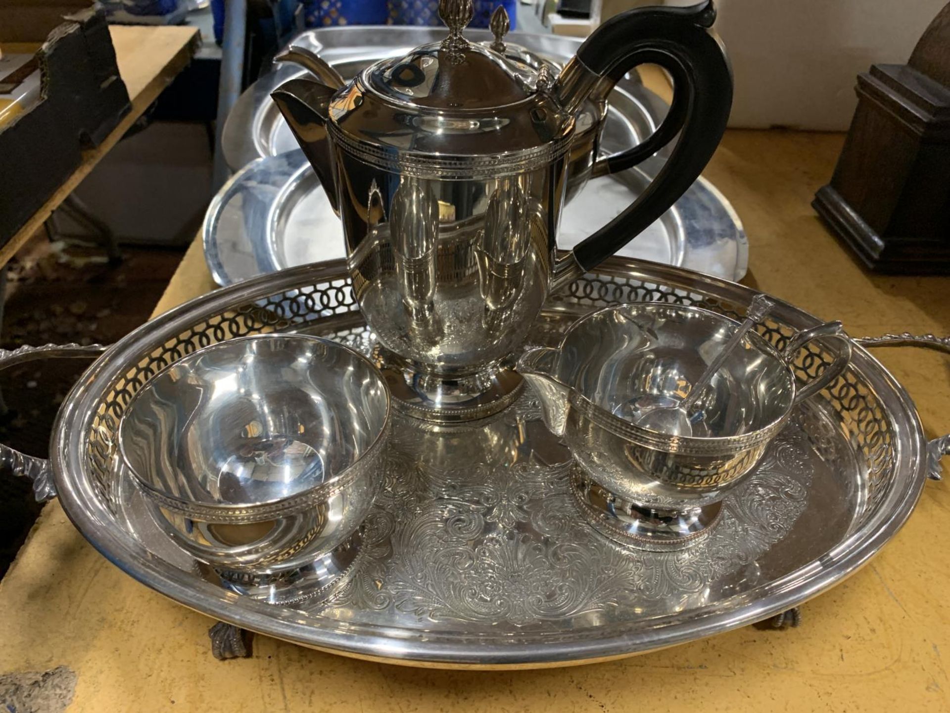 A SILVER PLATED TEA SET ON A TRAY AND THREE FURTHER STAINLESS STEEL TRAYS - Bild 4 aus 5
