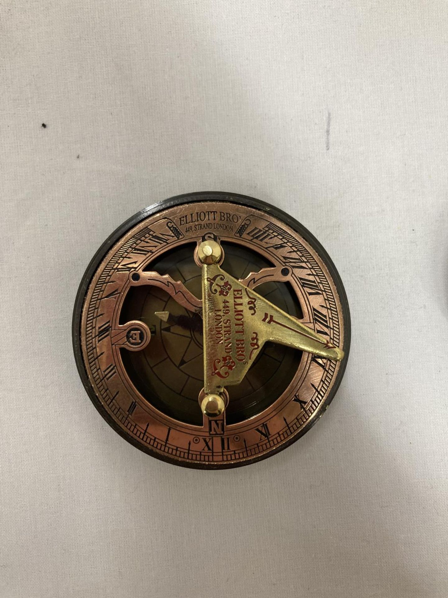 A BRASS ROYAL NAVY SUN DIAL COMPASS - Image 2 of 4