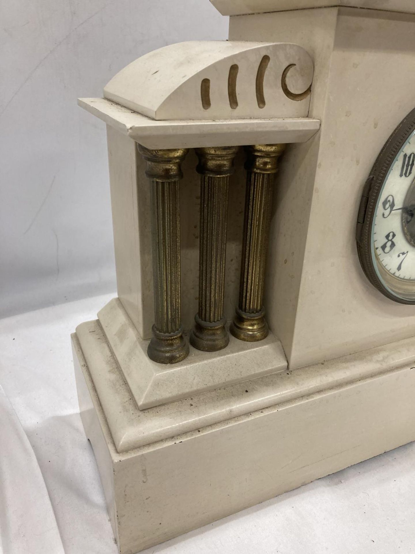 A MARBLE MANTLE CLOCK WITH A SIX COLUMN DESIGN PAINTED BY AM HEPWORTH - Bild 3 aus 6