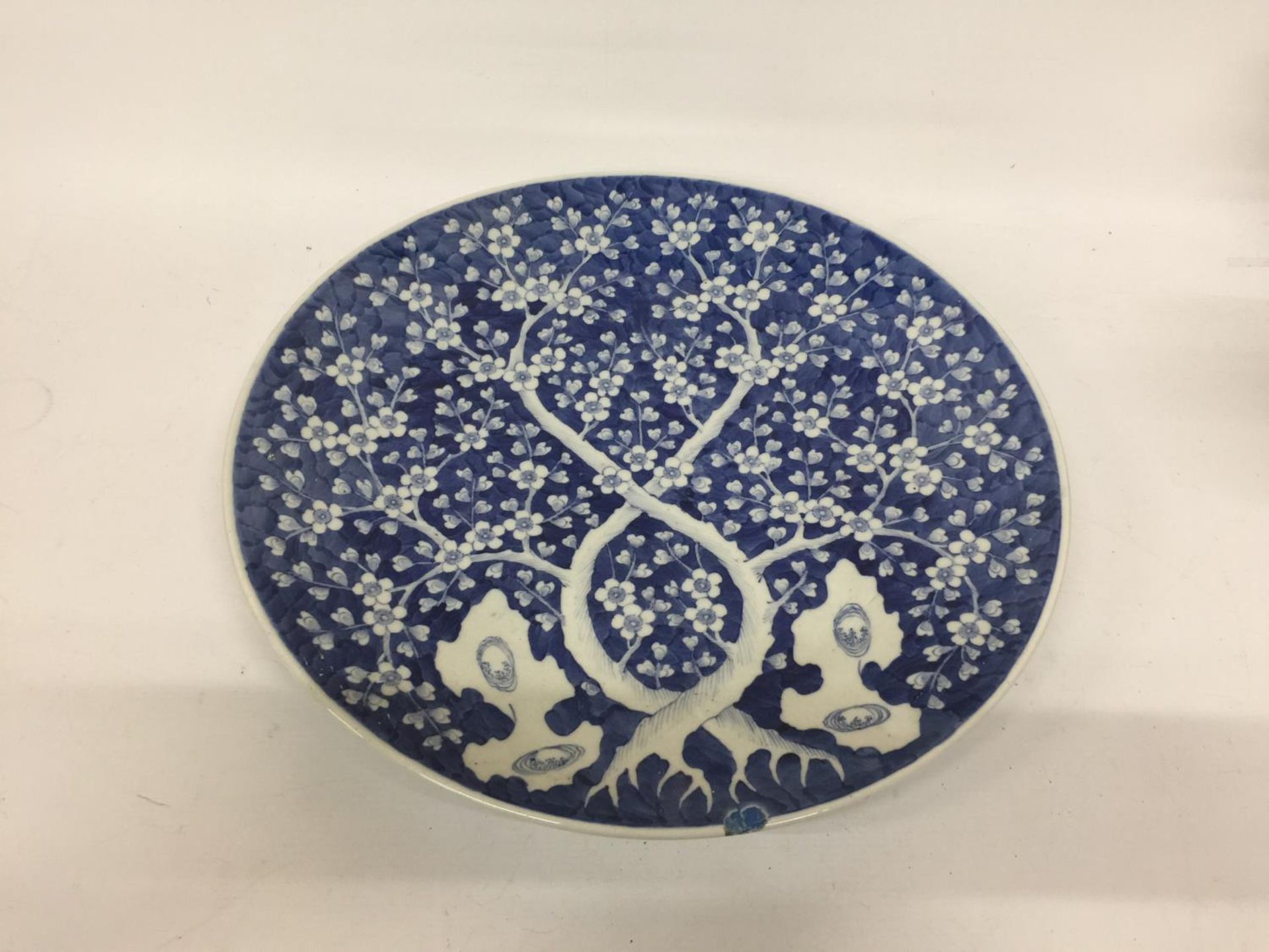 A LARGE CHINESE PRUNUS BLOSSOM PATTERN CHARGER, DIAMETER 46CM