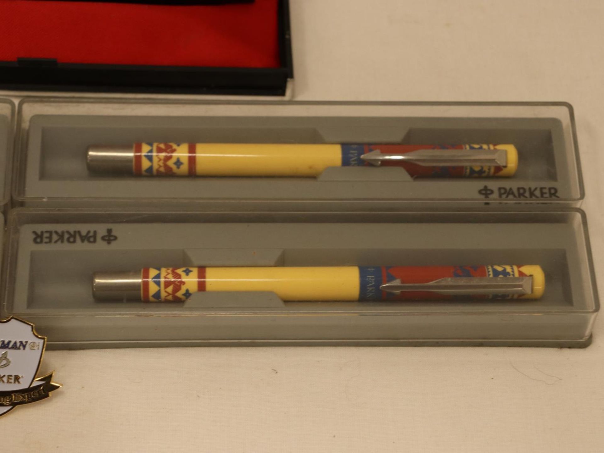 FIVE BOXED PARKER PENS PLUS A PARKER BADGE - Bild 4 aus 6