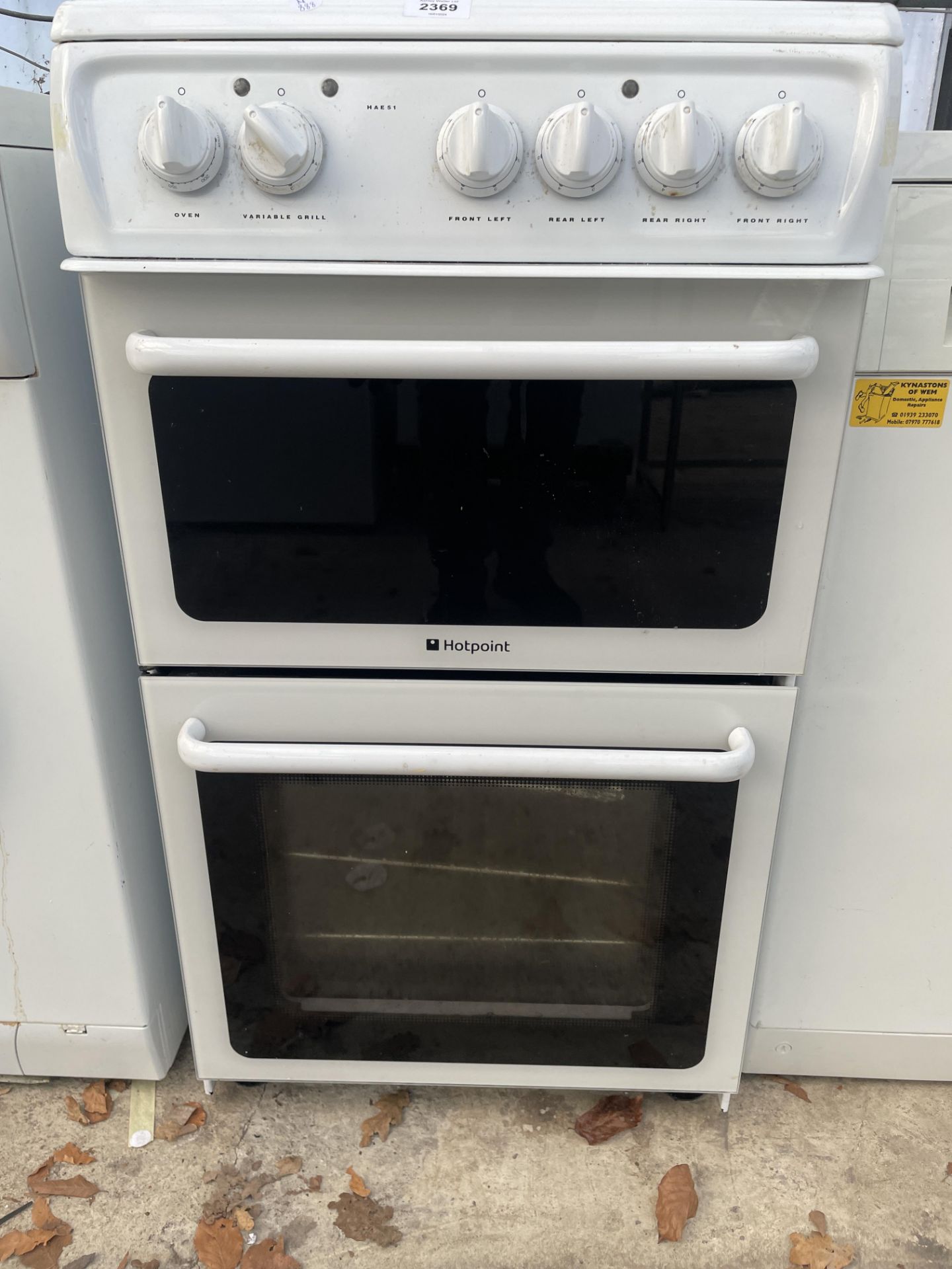 A BLACK AND WHITE HOTPOINT ELECTRIC FREESTANDING OVEN AND HOB - Image 2 of 5