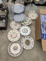 AN ASSORTMENT OF COLLECTORS PLATES, TO INCLUDE A CAKE STAND AND VASES