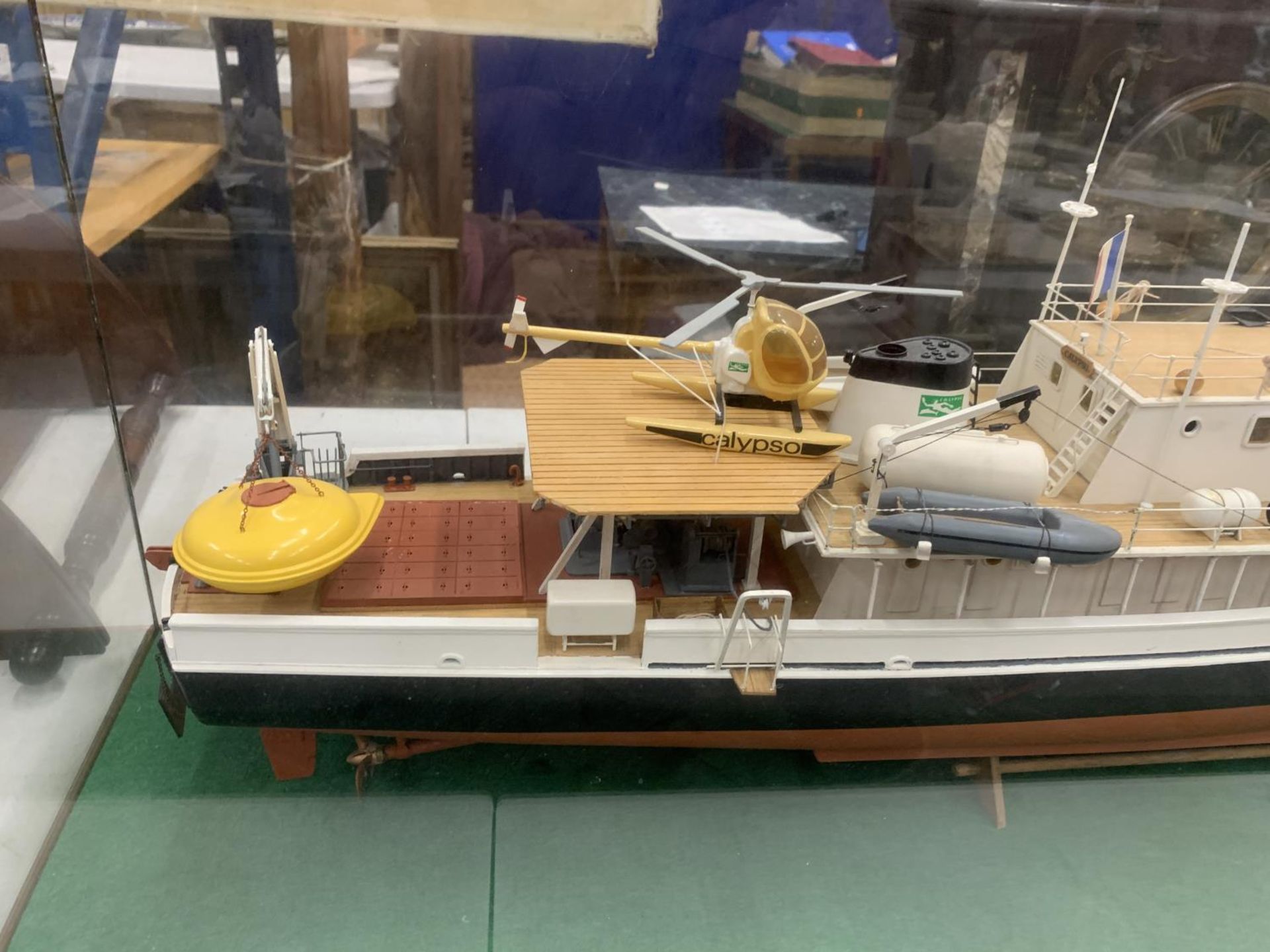 A LARGE MODEL OF A BOAT WITH HELICOPTER IN A GLASS CASE - Bild 5 aus 5