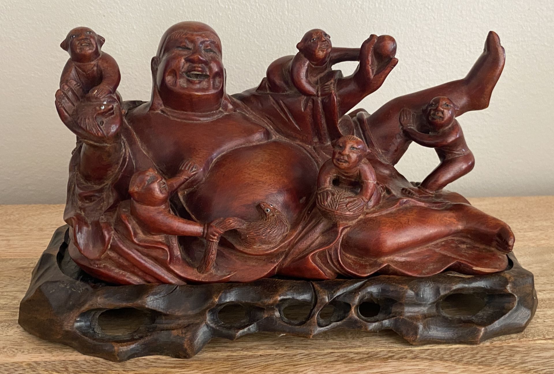 AN ANTIQUE CHINESE QING CARVED ROOTWOOD FIGURE OF A BUDDHA FIGURE WITH CHILDREN WITH BONE EYES, 22 X - Image 2 of 9