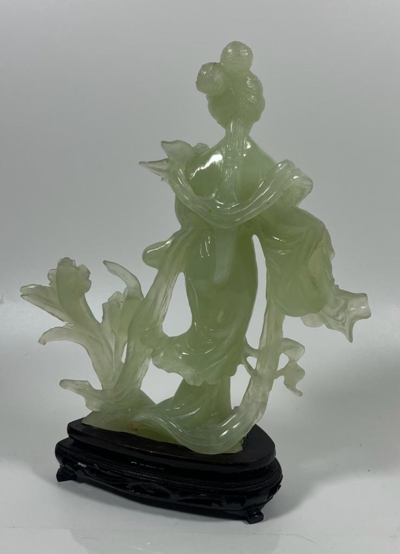 A VINTAGE JADEITE JADE TYPE FIGURE ON A WOODEN DISPLAY BASE, HEIGHT 23 CM - Bild 3 aus 9