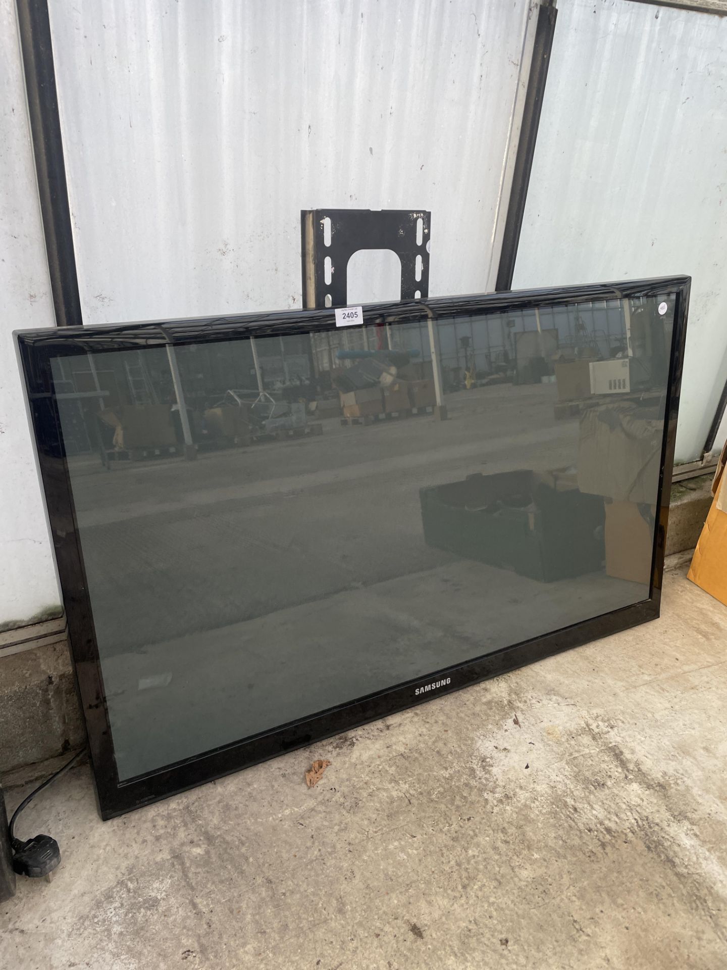 A SAMSUNG 43" TELEVISION WITH WALL MOUNTING BRACKET