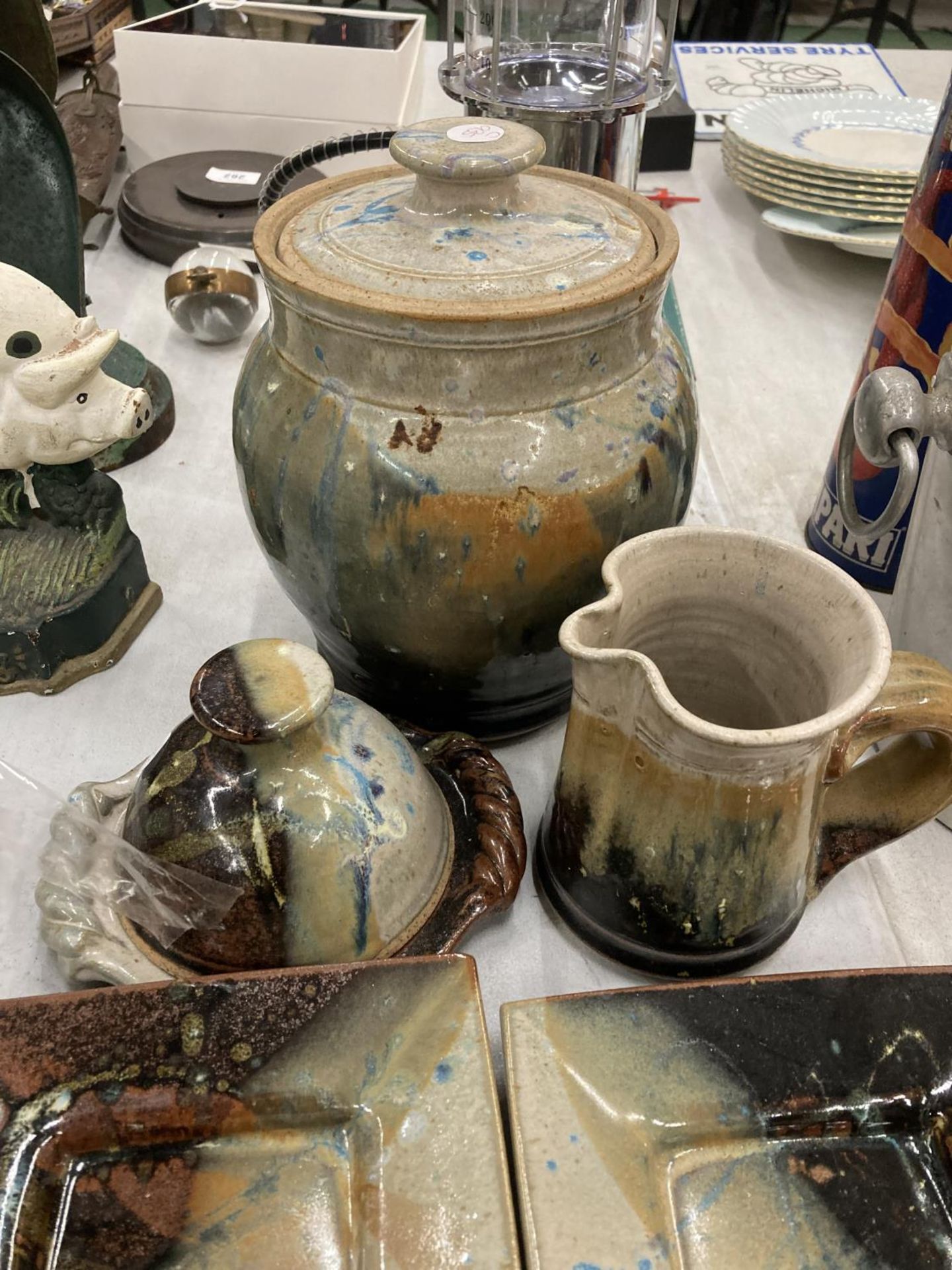 A QUANTITY OF STUDIO POTTERY TO INCLUDE A LARGE LIDDED POT, PLATE WITH COVER, JUG AND THREE - Bild 3 aus 3